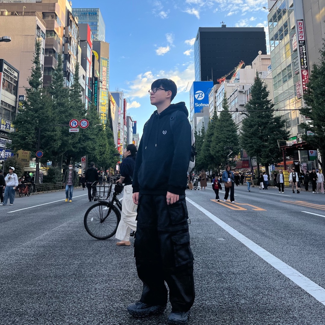 Balenciaga Defender Sneakers Black, Project G/R Oversized Convertible Cargo Pants Coated Black 착용 스타일