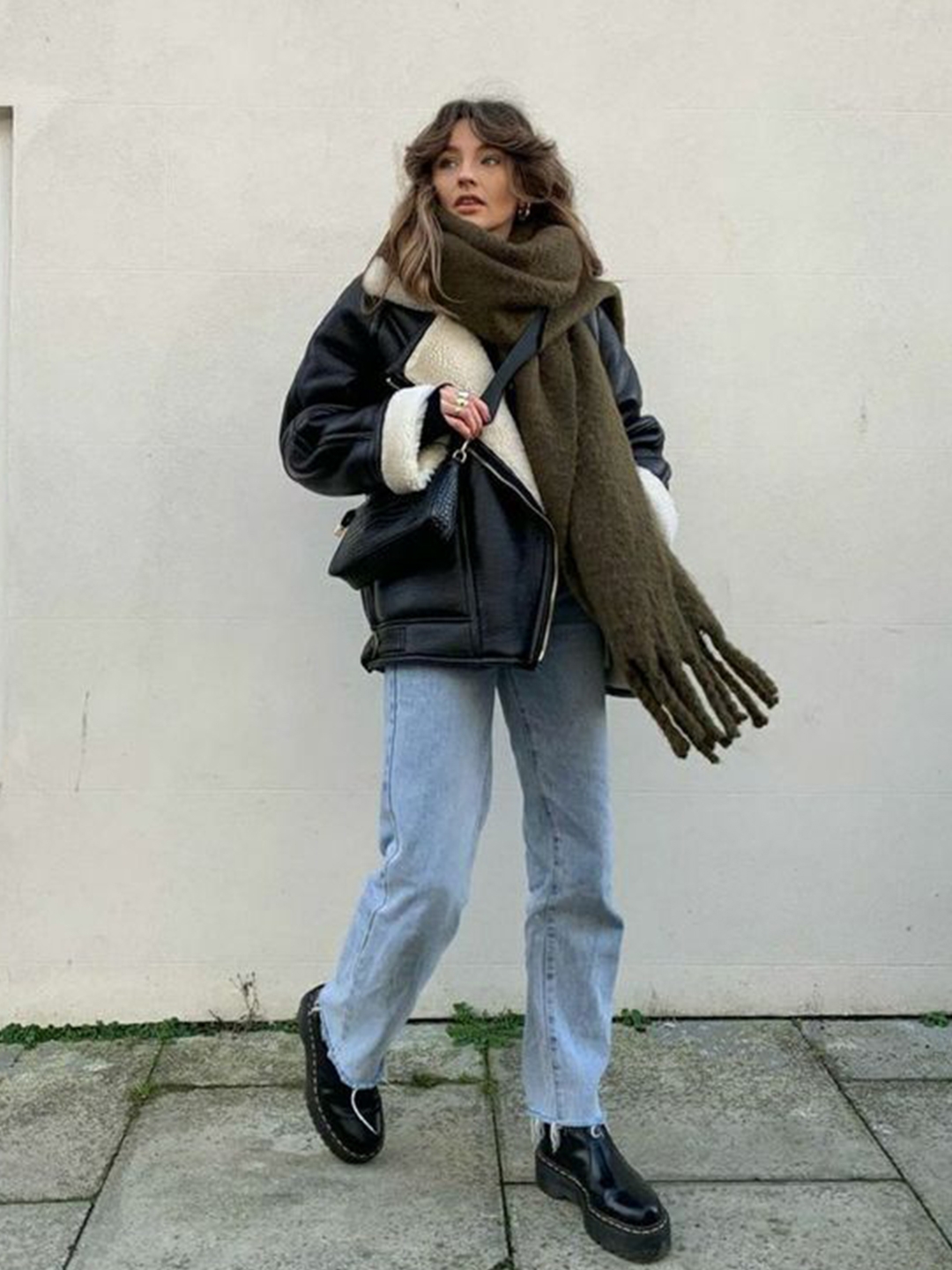 Acne Studios Wool Fringe Muffler Olive Green, (W) UGG Classic Mini II Boots Chestnut 착용 스타일 - 2