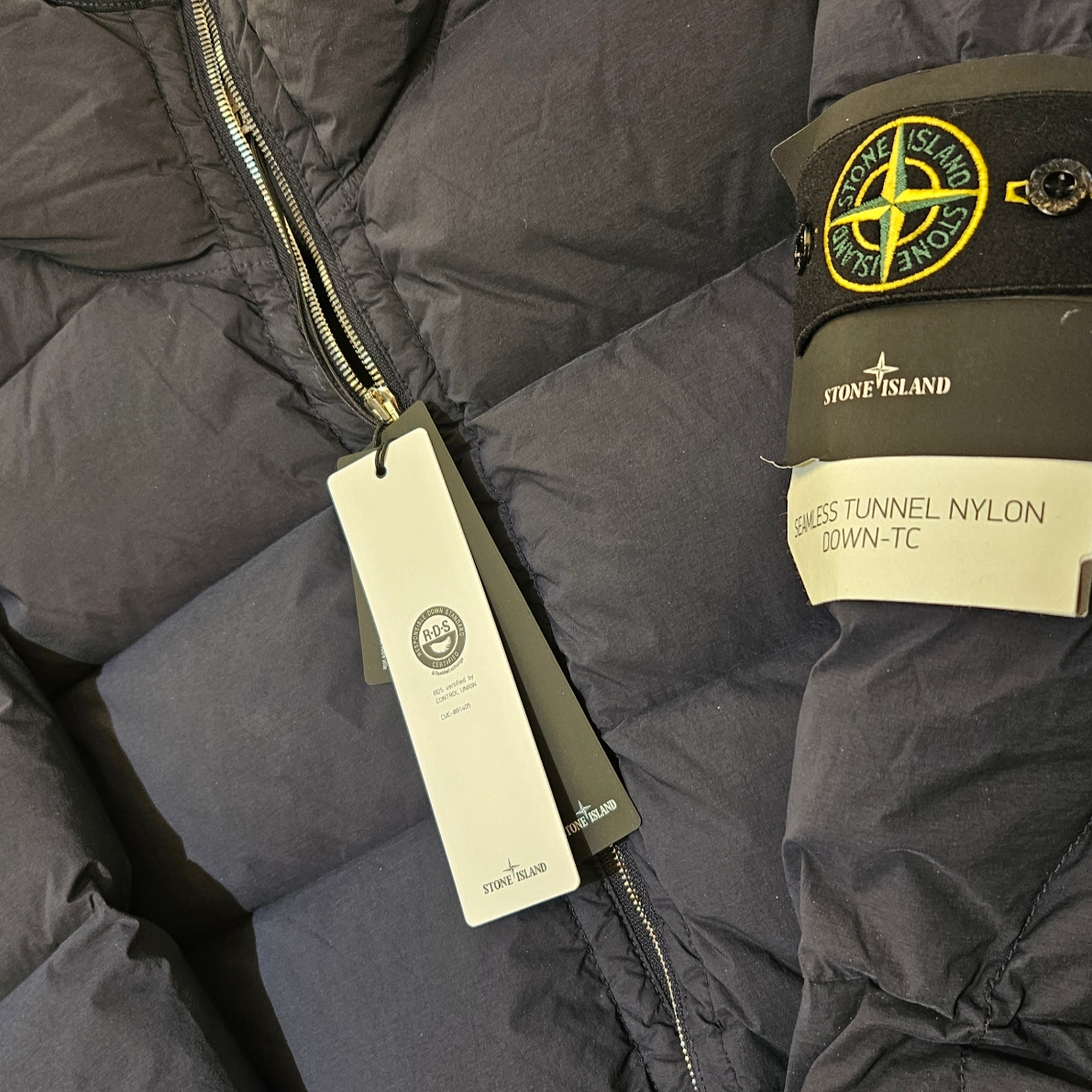 Stone Island 43728 Seamless Tunnel Nylon Down-TC Jacket Navy Blue - 23FW, Stone Island 43728 Seamless Tunnel Nylon Down-TC Jacket Black - 23FW 착용 스타일 - 1