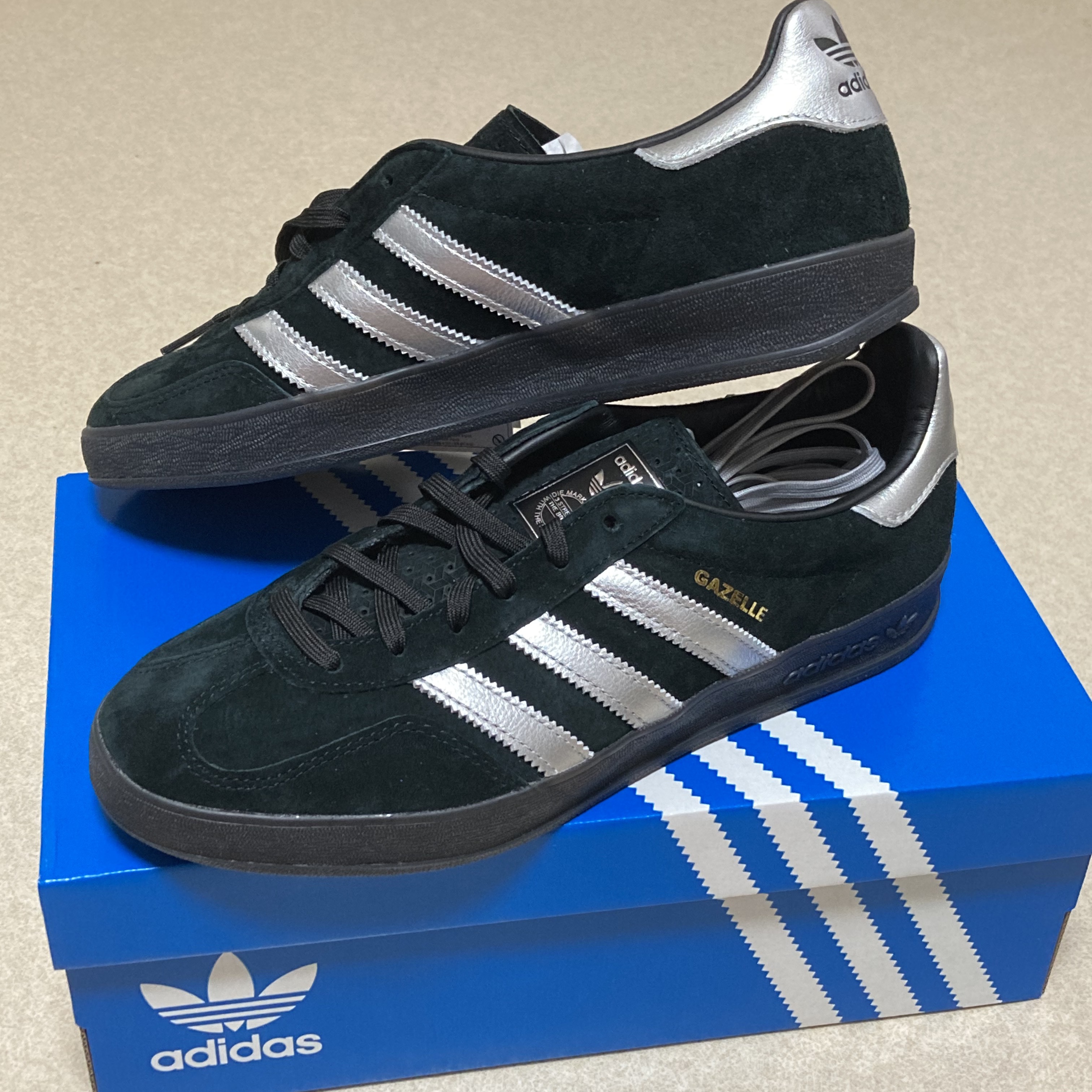 Adidas Gazelle Indoor Core Black Matte Silver 착용 스타일 - 1