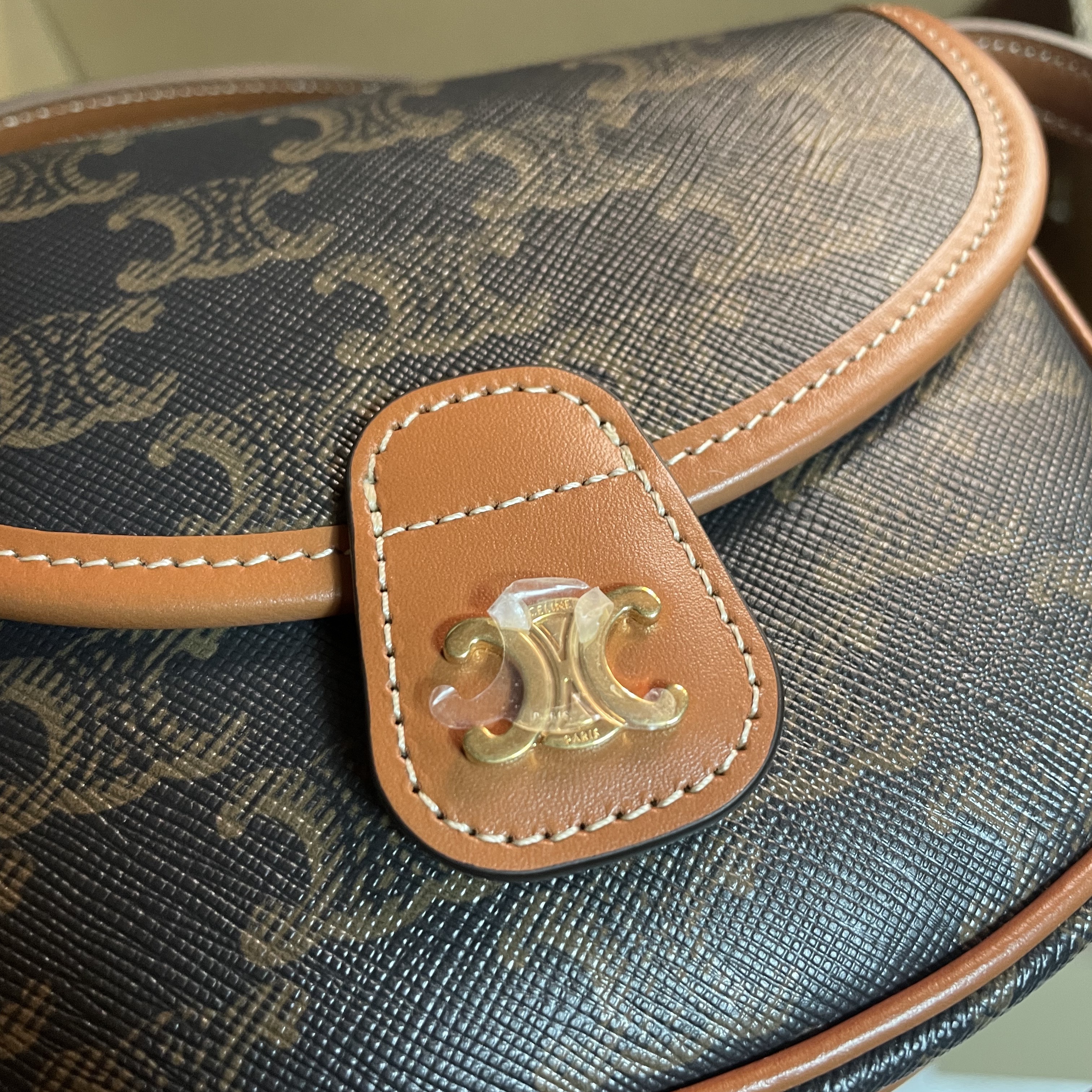 Celine Mini Besace in Triomphe Canvas and Calfskin Tan 착용 스타일 - 2