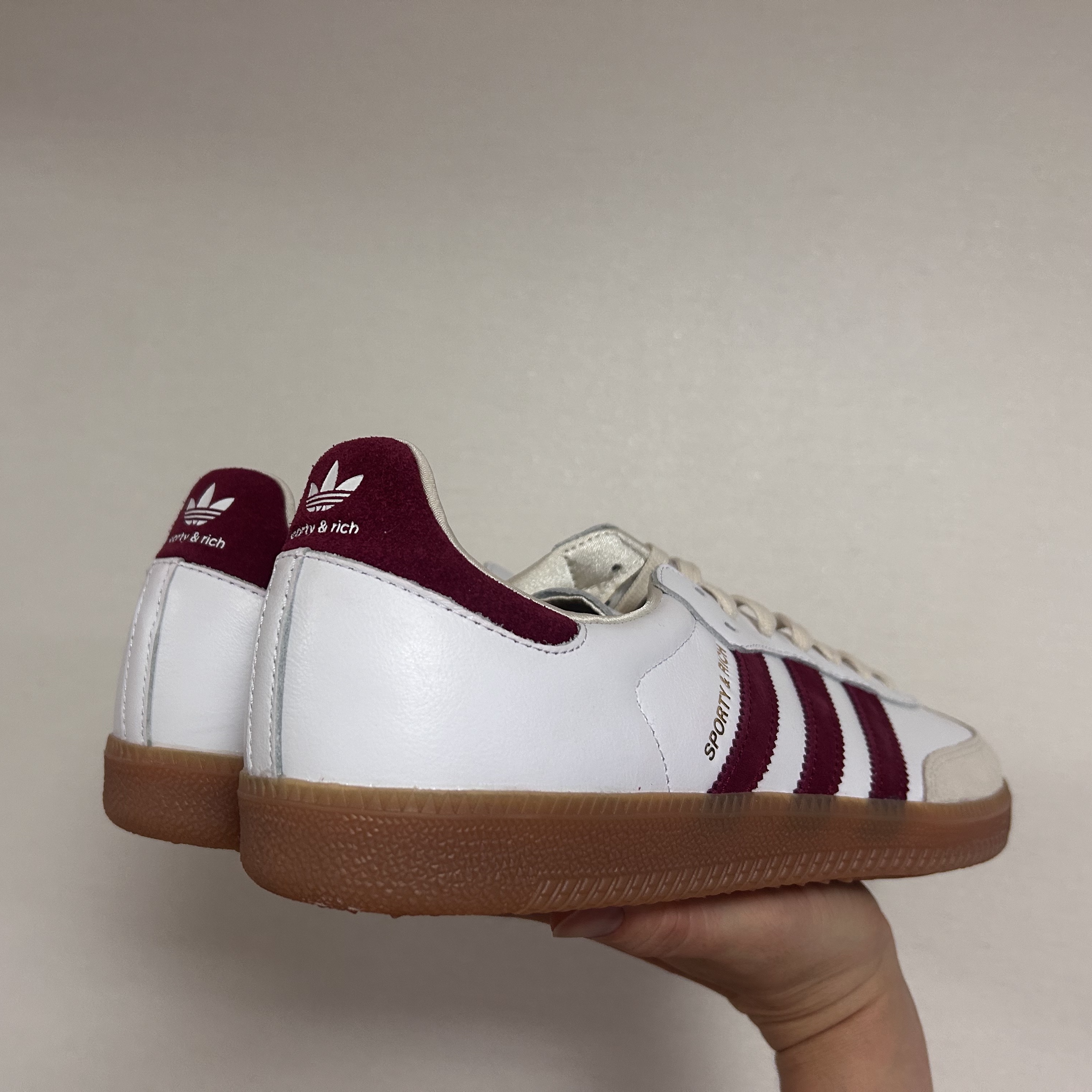 Adidas x Sporty & Rich Samba OG Cloud White Collegiate Burgundy 착용 스타일 - 3
