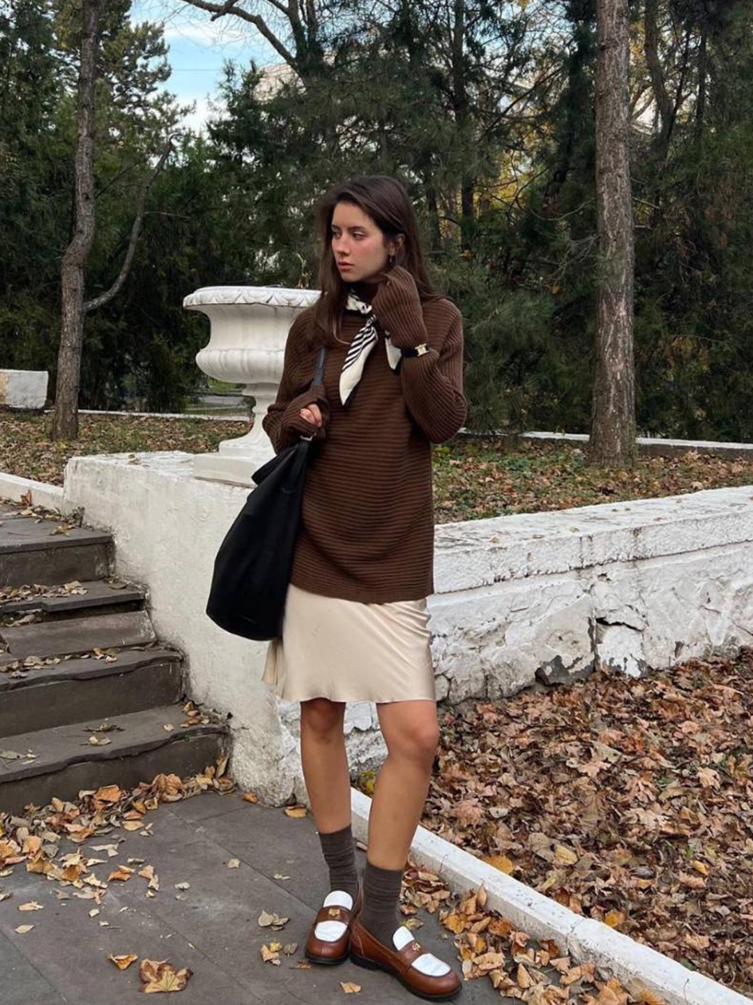 Toteme Signature Monotram Silk Scarf Vanilla Mocha, Hermes H Ecossais Recto Verso Muffler Anthracite Orange Gris 착용 스타일 - 5