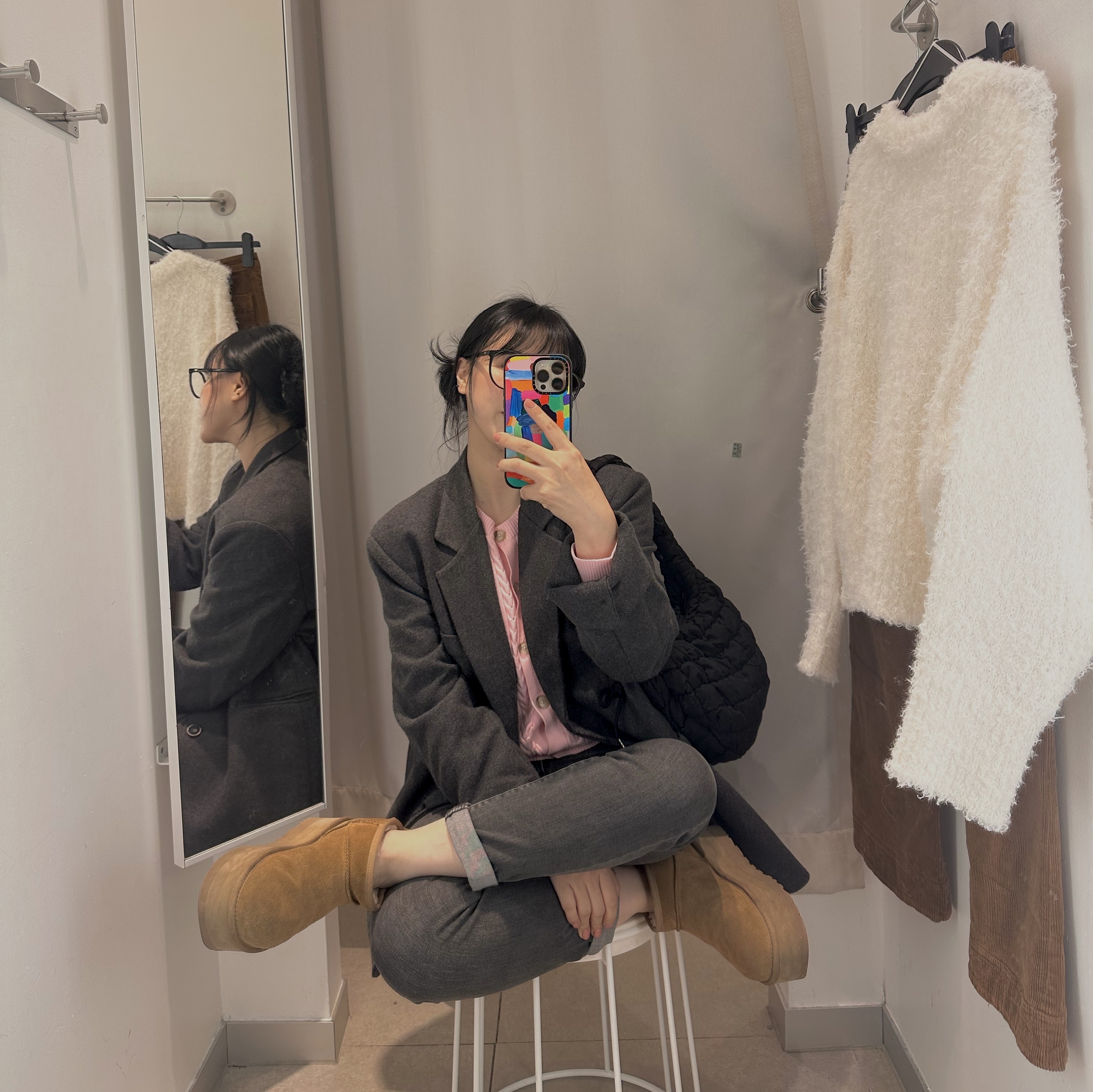 (W) UGG Classic Ultra Mini Platform Boots Chestnut, COS Quilted Mini Bag Black 착용 스타일 - 2