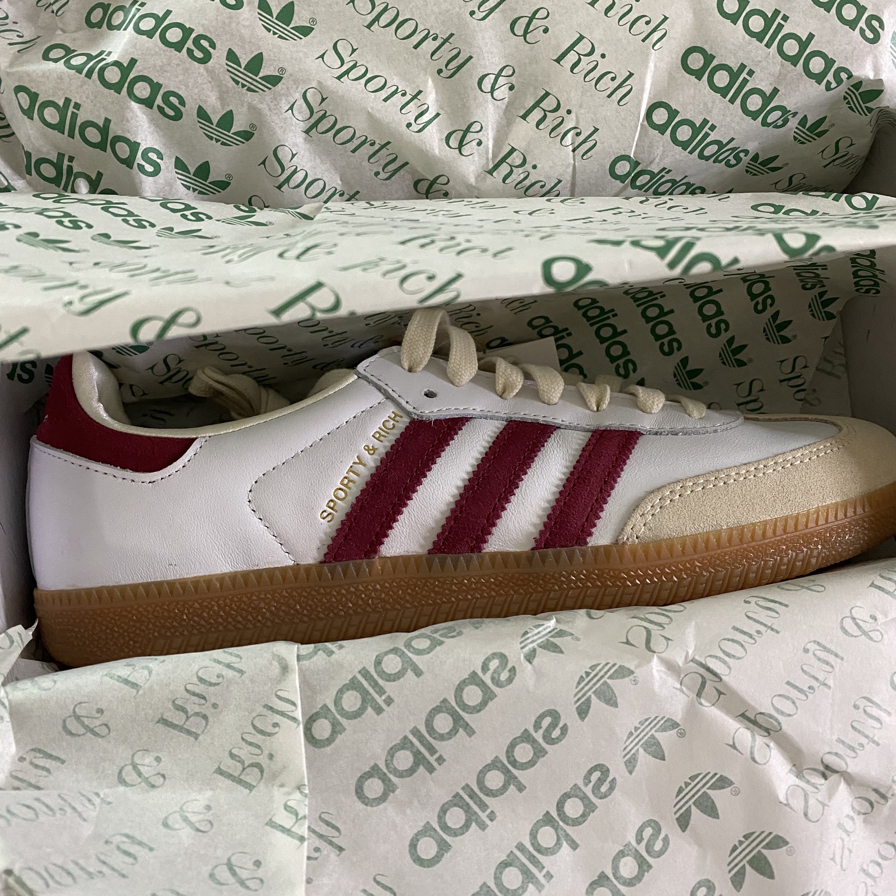 Adidas x Sporty & Rich Samba OG Cloud White Collegiate Burgundy 착용 스타일 - 1