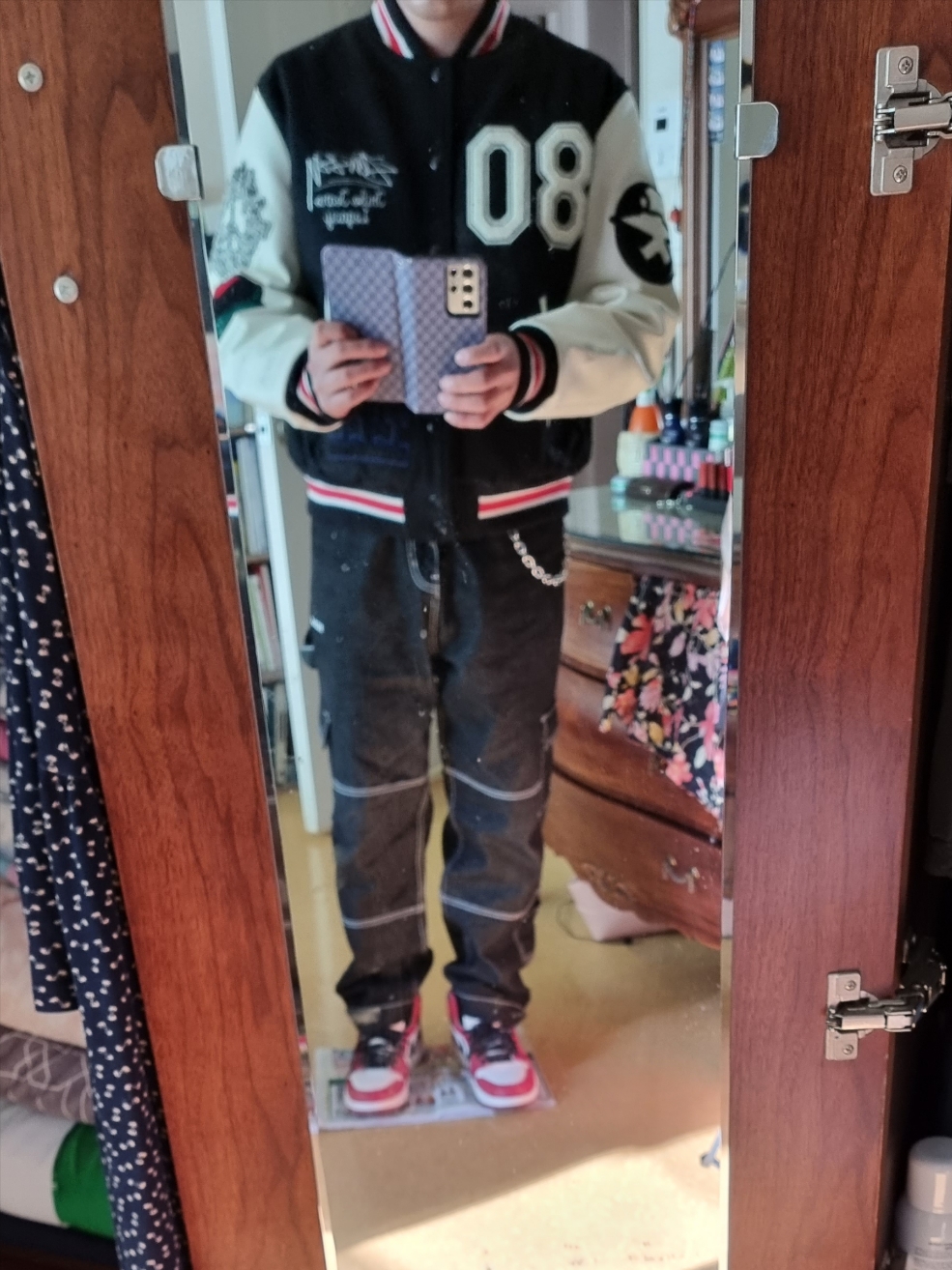 Stussy x Our Legacy x Denim Tears TTL Varsity Jacket Black, Jordan 1 Retro High OG Chicago 2022 착용 스타일