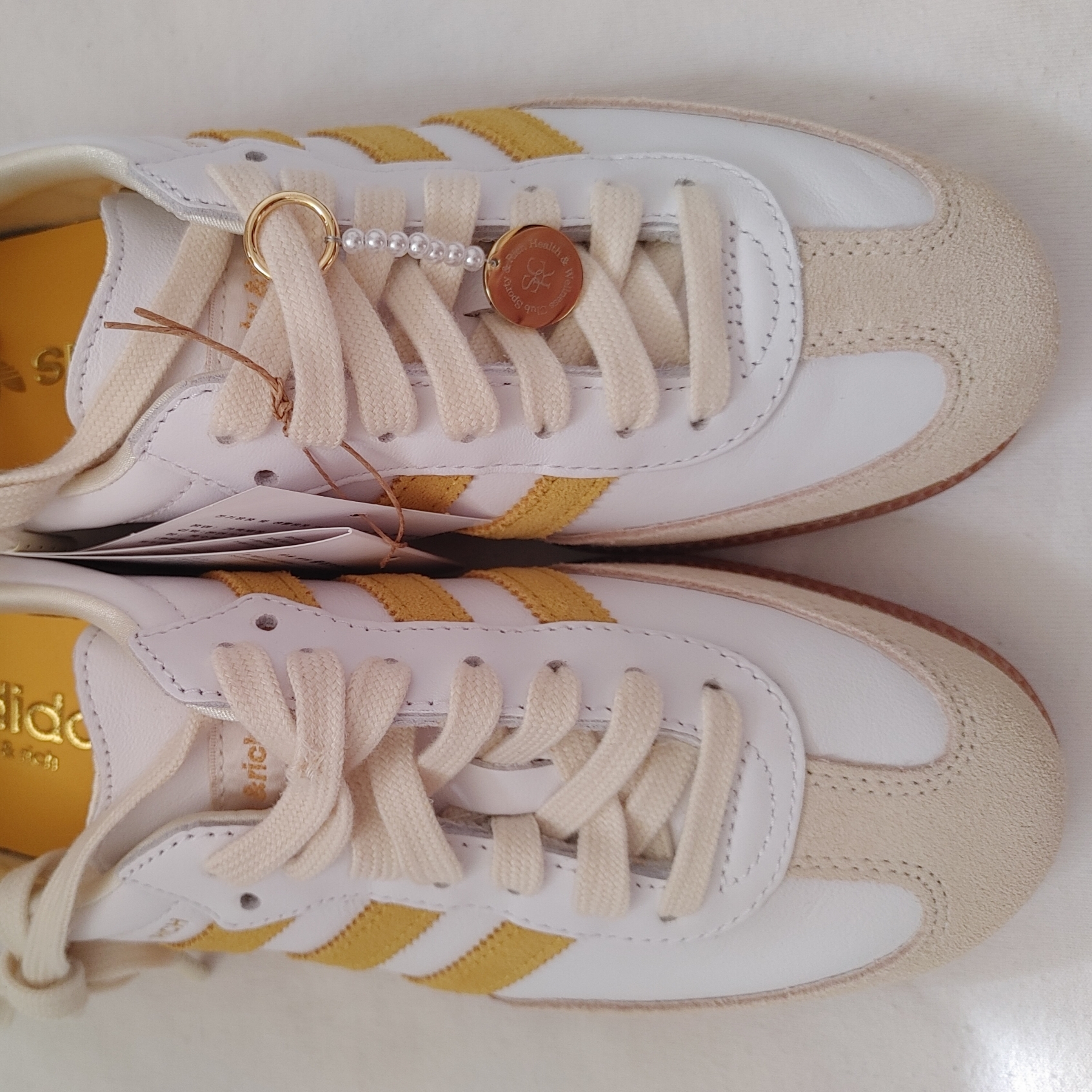 Adidas x Sporty & Rich Samba OG Cloud White Bold Gold 착용 스타일 - 1