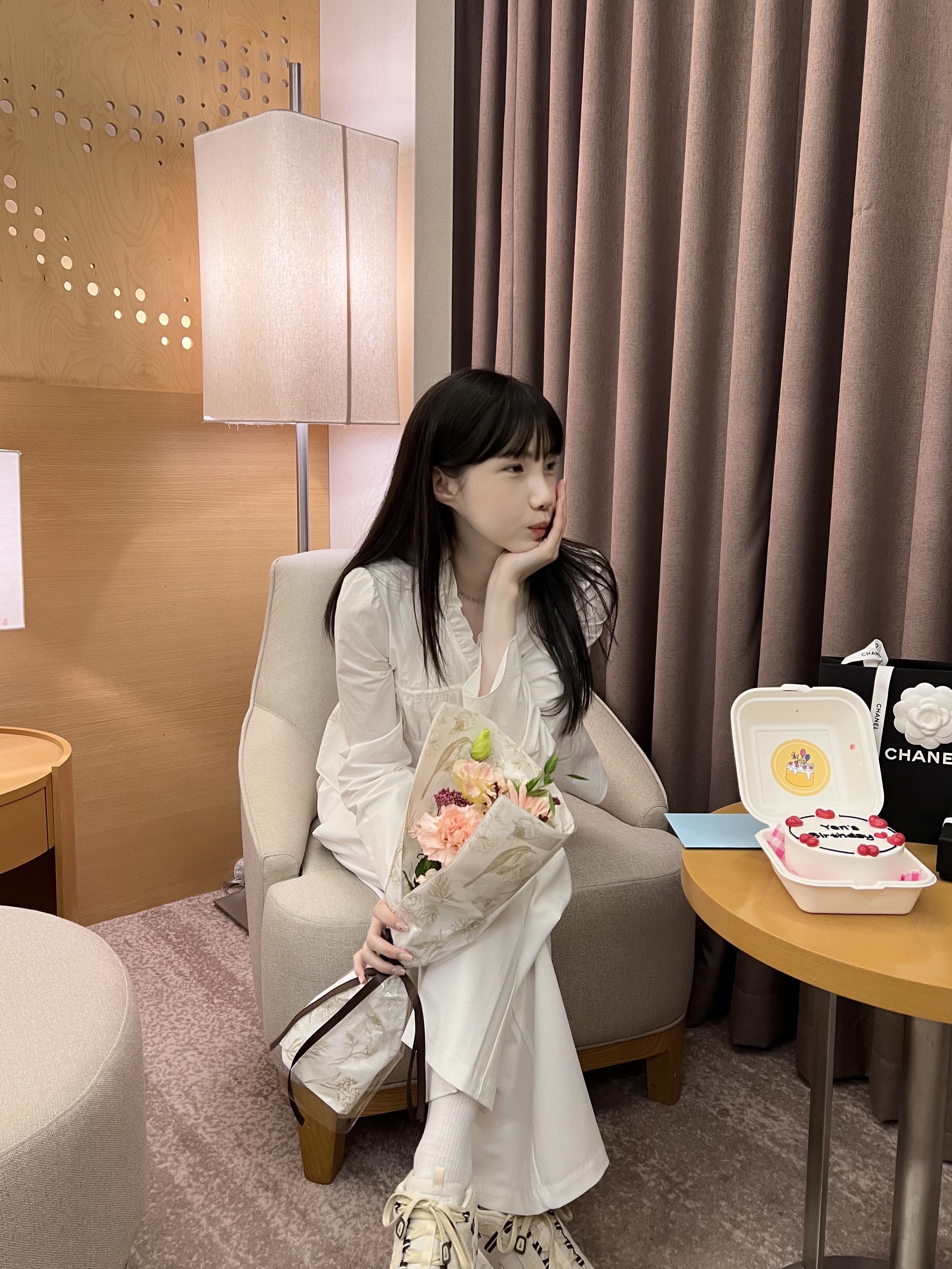 Nike x Jacquemus Air Humara LX Light Bone and Gold, Chanel Classic Card Holder Grained Calfskin & Silver Black 착용 스타일 - 2