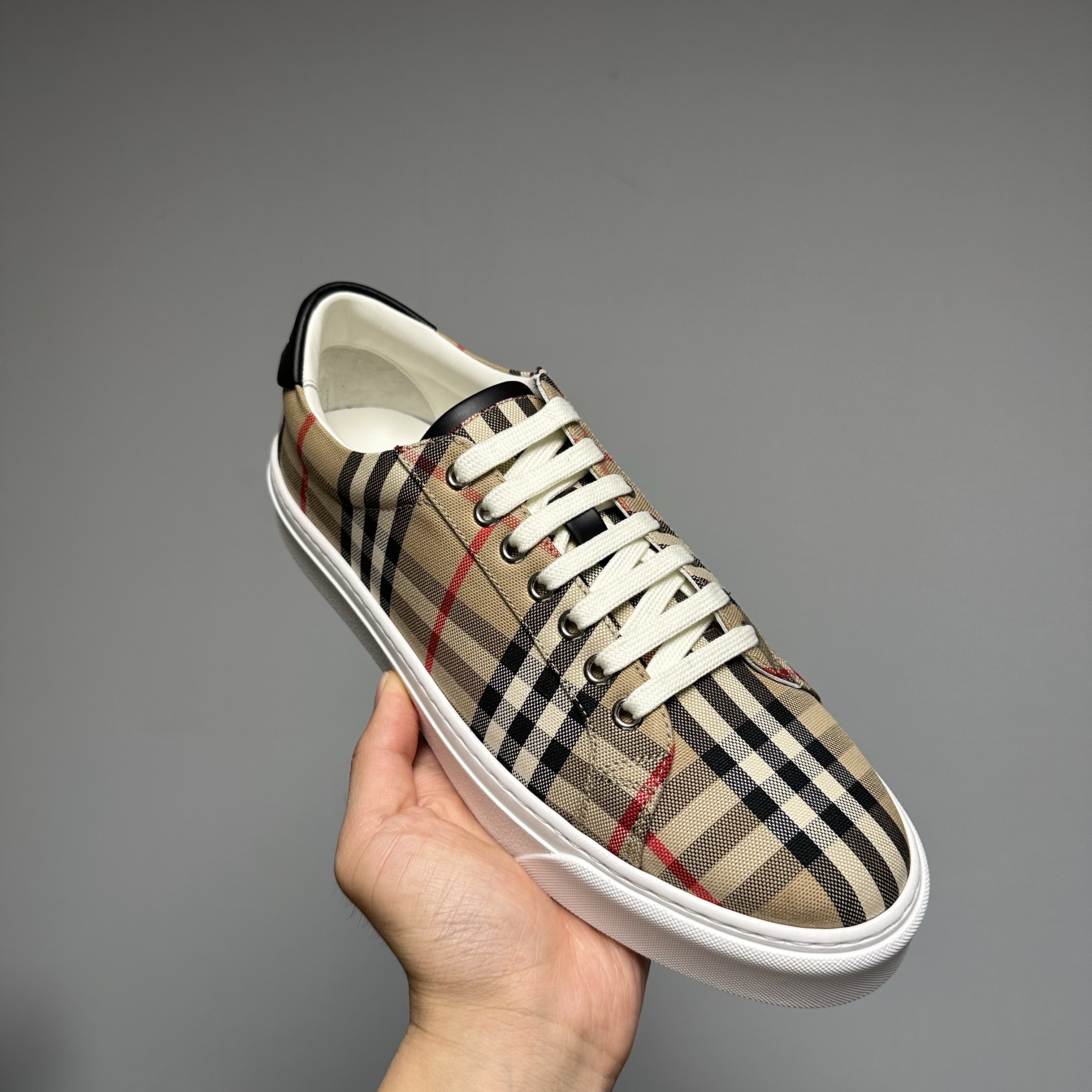 Burberry Vintage Check and Leather Sneakers Archive Beige 착용 스타일 - 2