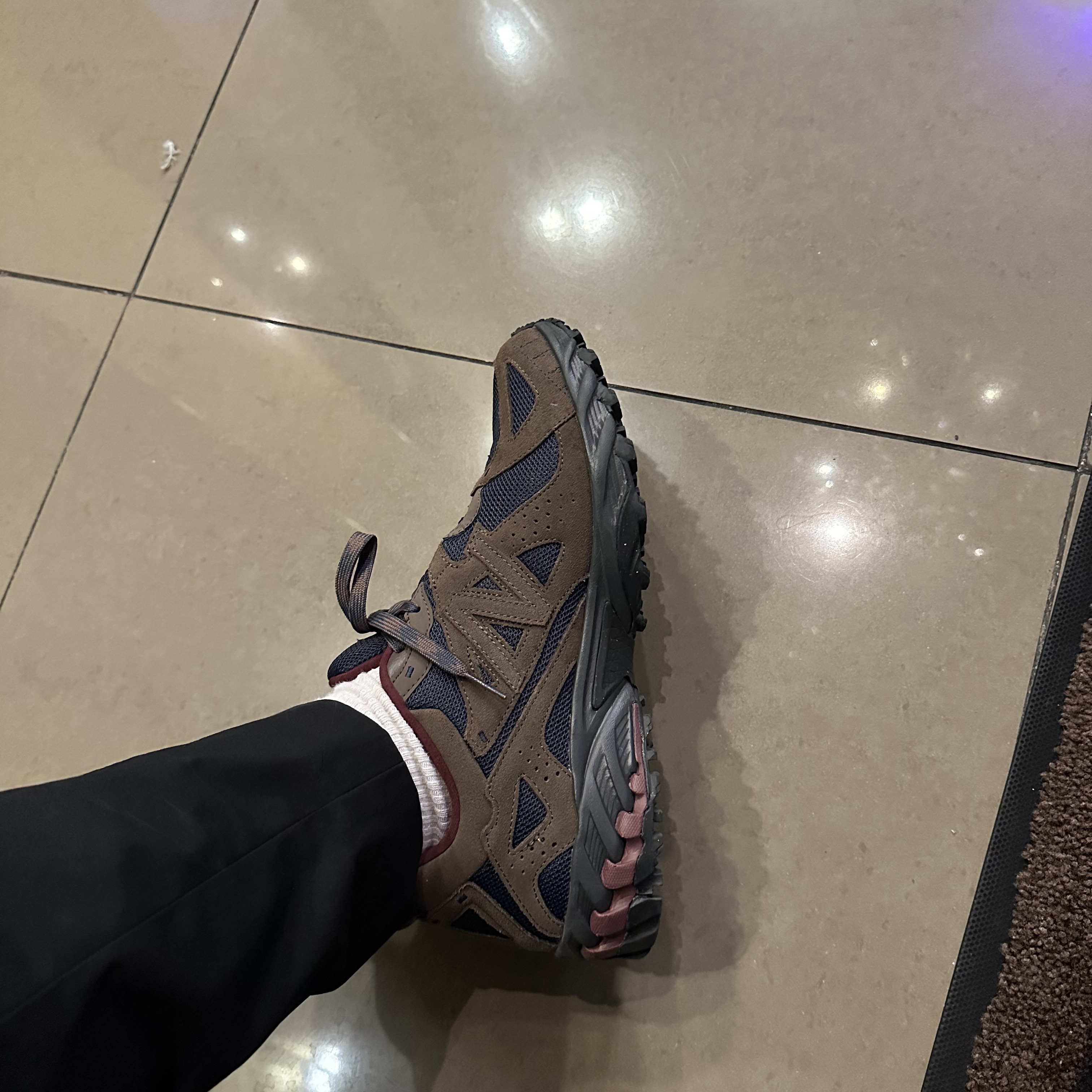 New Balance ML610T Dark Mushroom - D Standard 착용 스타일