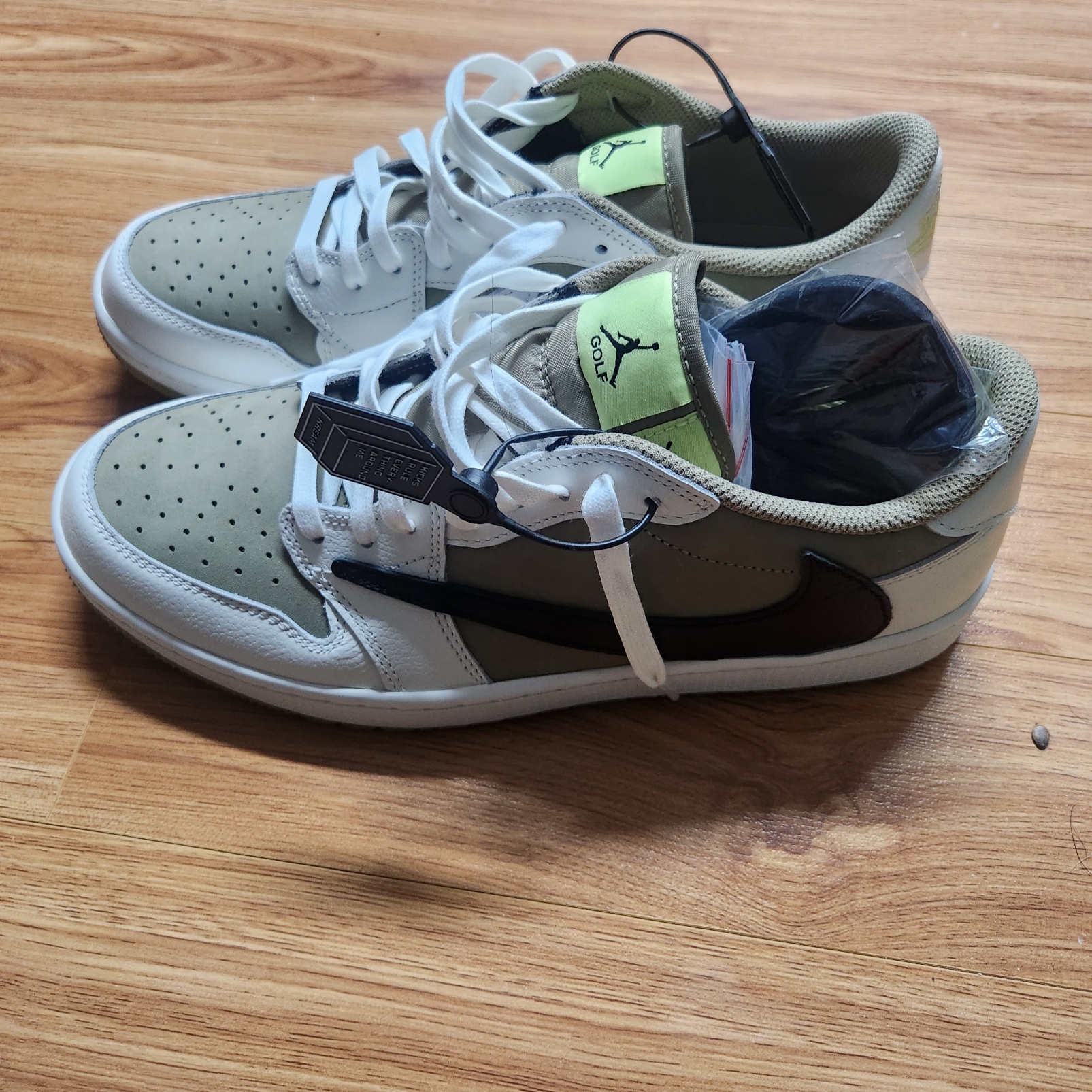 Jordan 1 x Travis Scott Retro Low Golf NRG Neutral Olive 착용 스타일 - 2