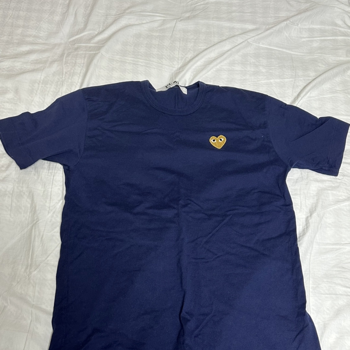 Play Comme des Garcons Gold Heart T-Shirt Navy 착용 스타일
