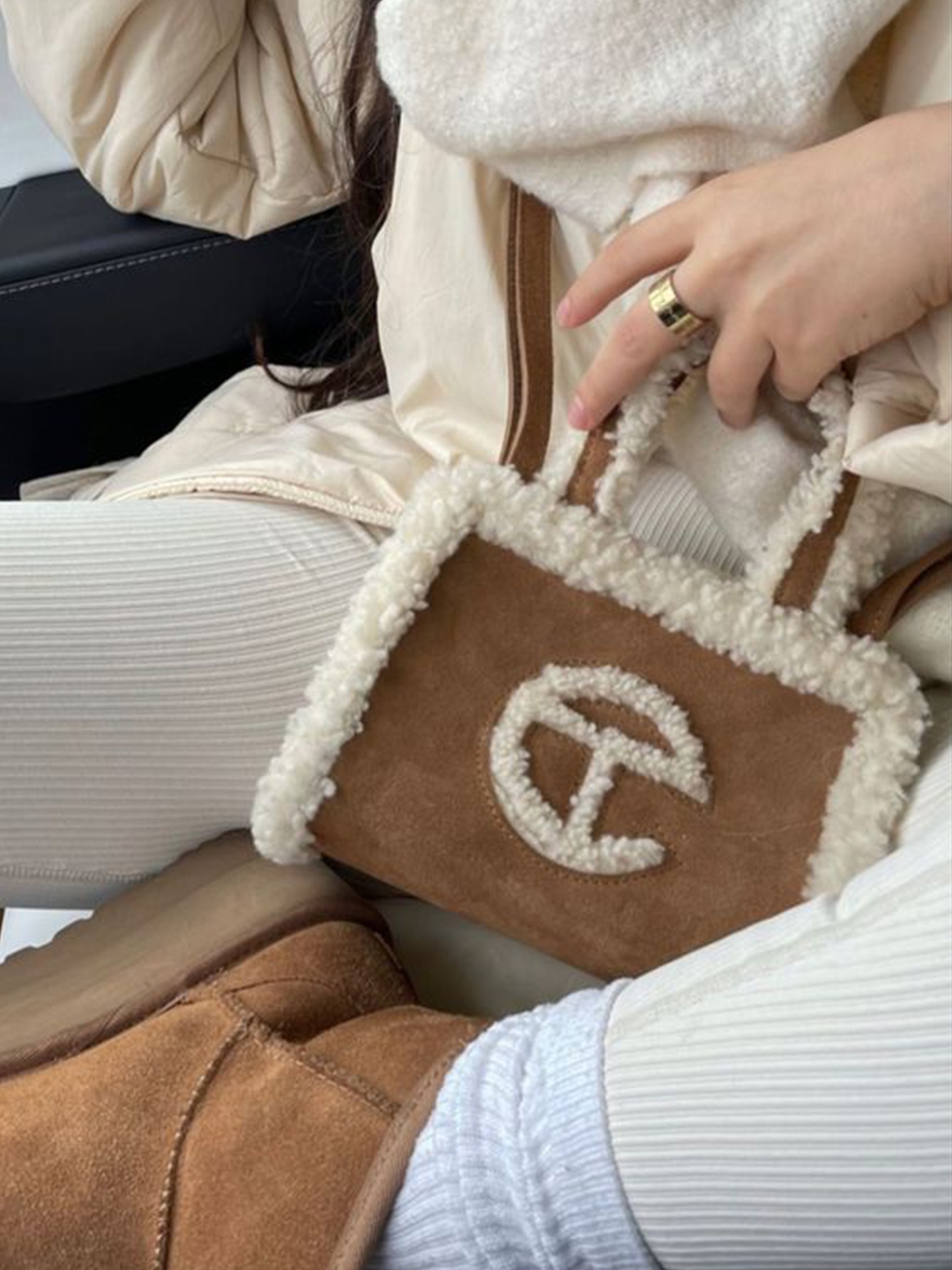 Telfar x UGG Medium Shopping Bag Chestnut, Telfar x UGG Small Shopping Bag Chestnut 착용 스타일 - 4