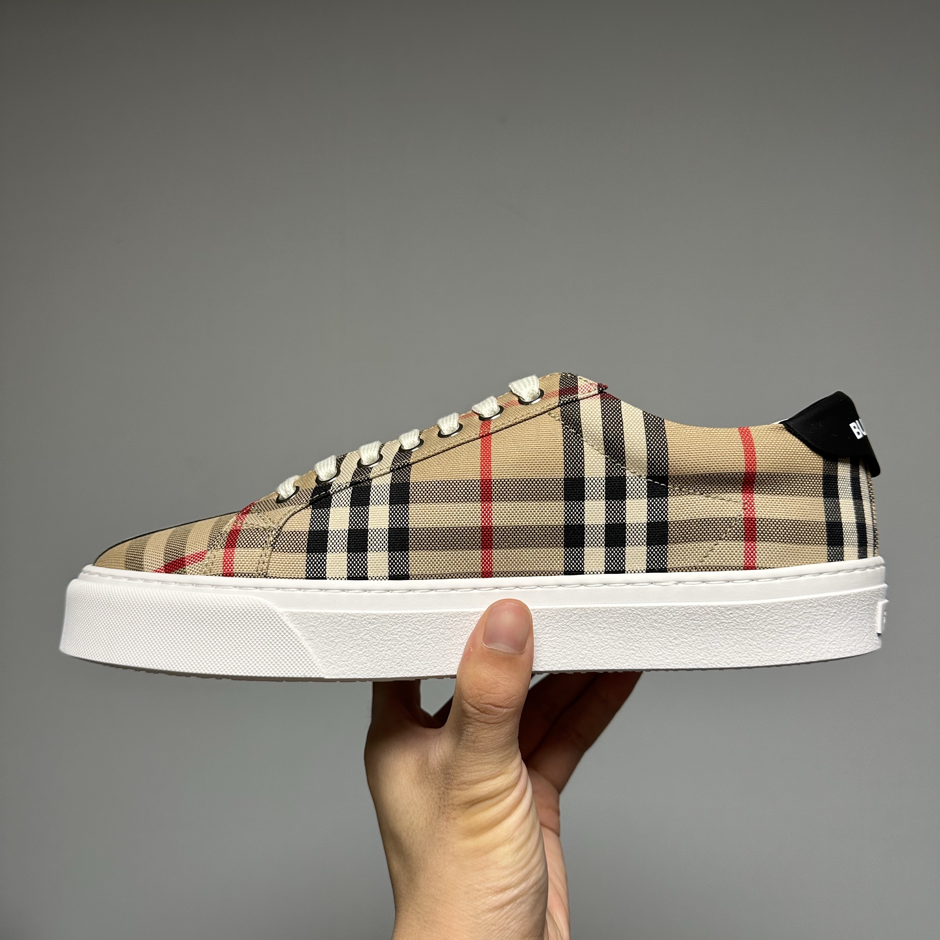 Burberry Vintage Check and Leather Sneakers Archive Beige 착용 스타일 - 3