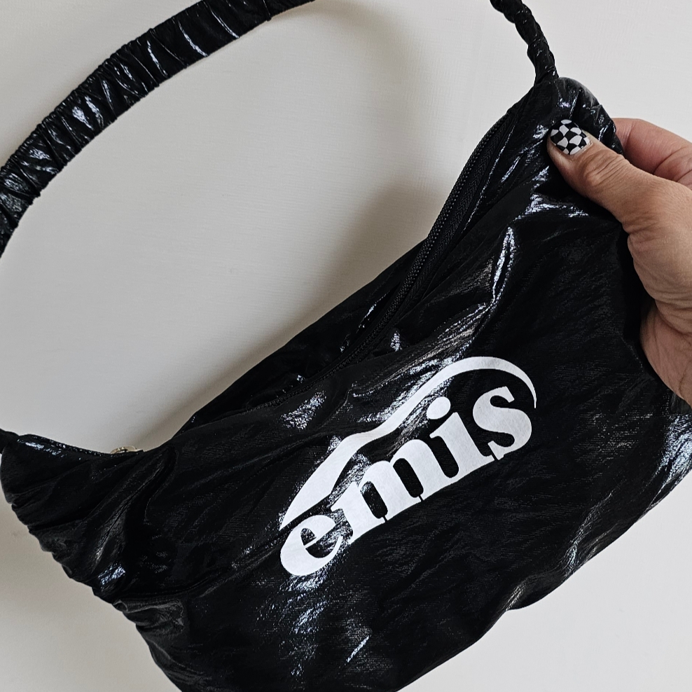 Emis Glossy Shirring Hobo Bag Black 착용 스타일
