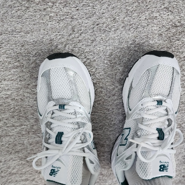 New Balance 530 White Mint 착용 스타일