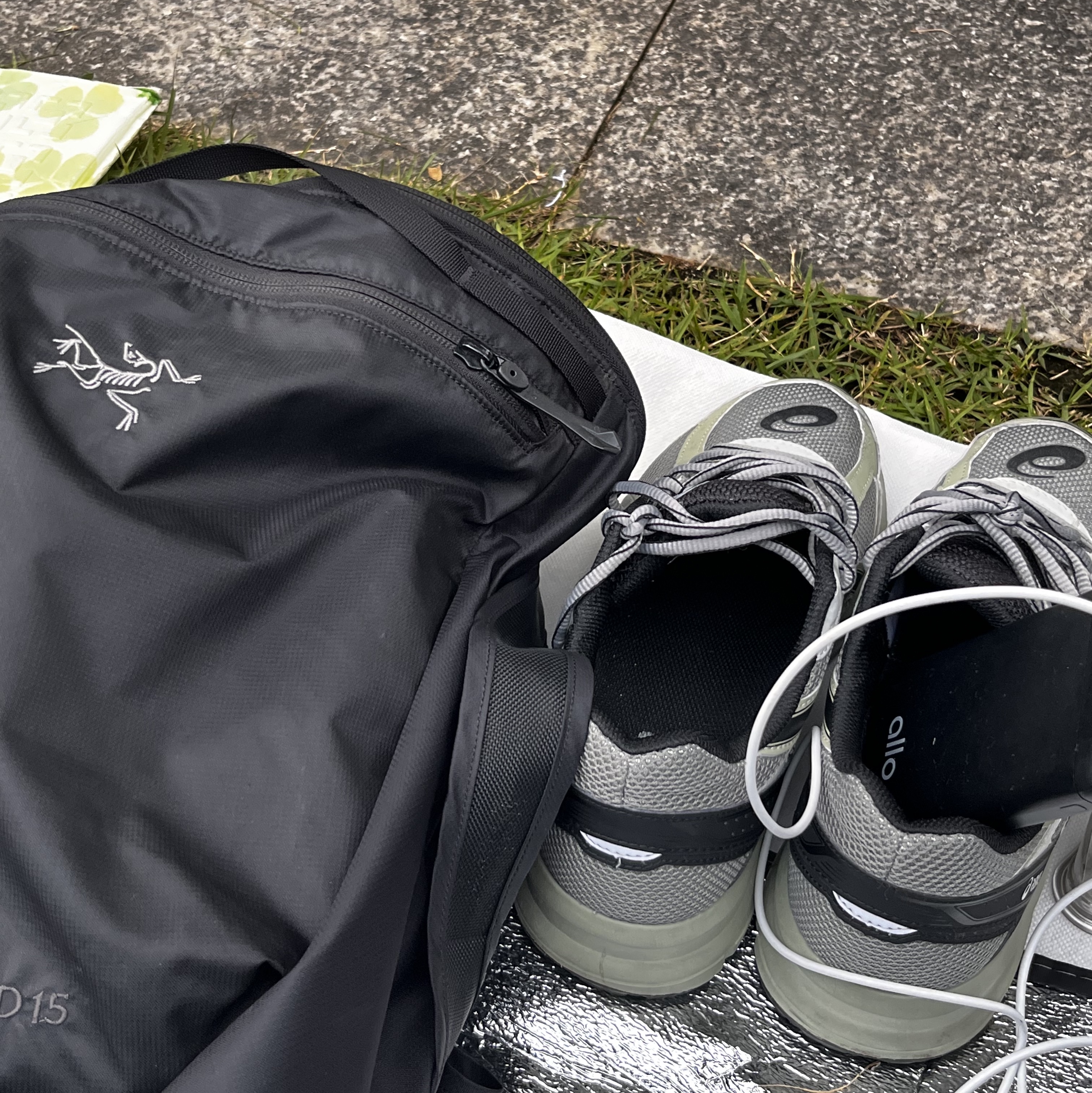Arc'teryx Heliad 15 Backpack Black, Asics Jog 100 S Sheet Rock - 2E Wide 착용 스타일 - 2