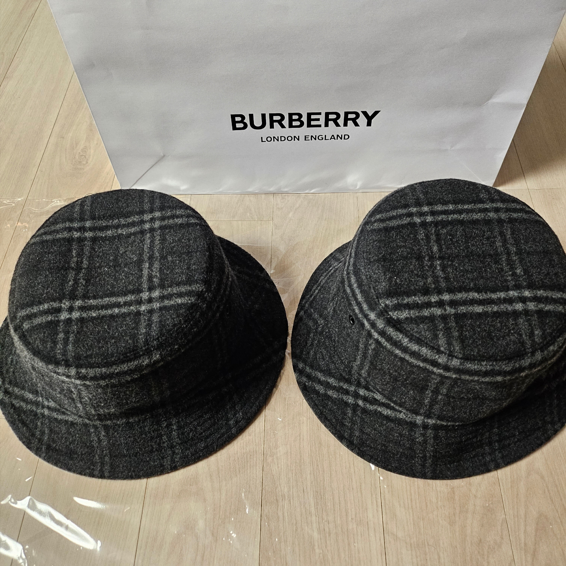Burberry Check Wool Cashmere Bucket Hat Charcoal 착용 스타일