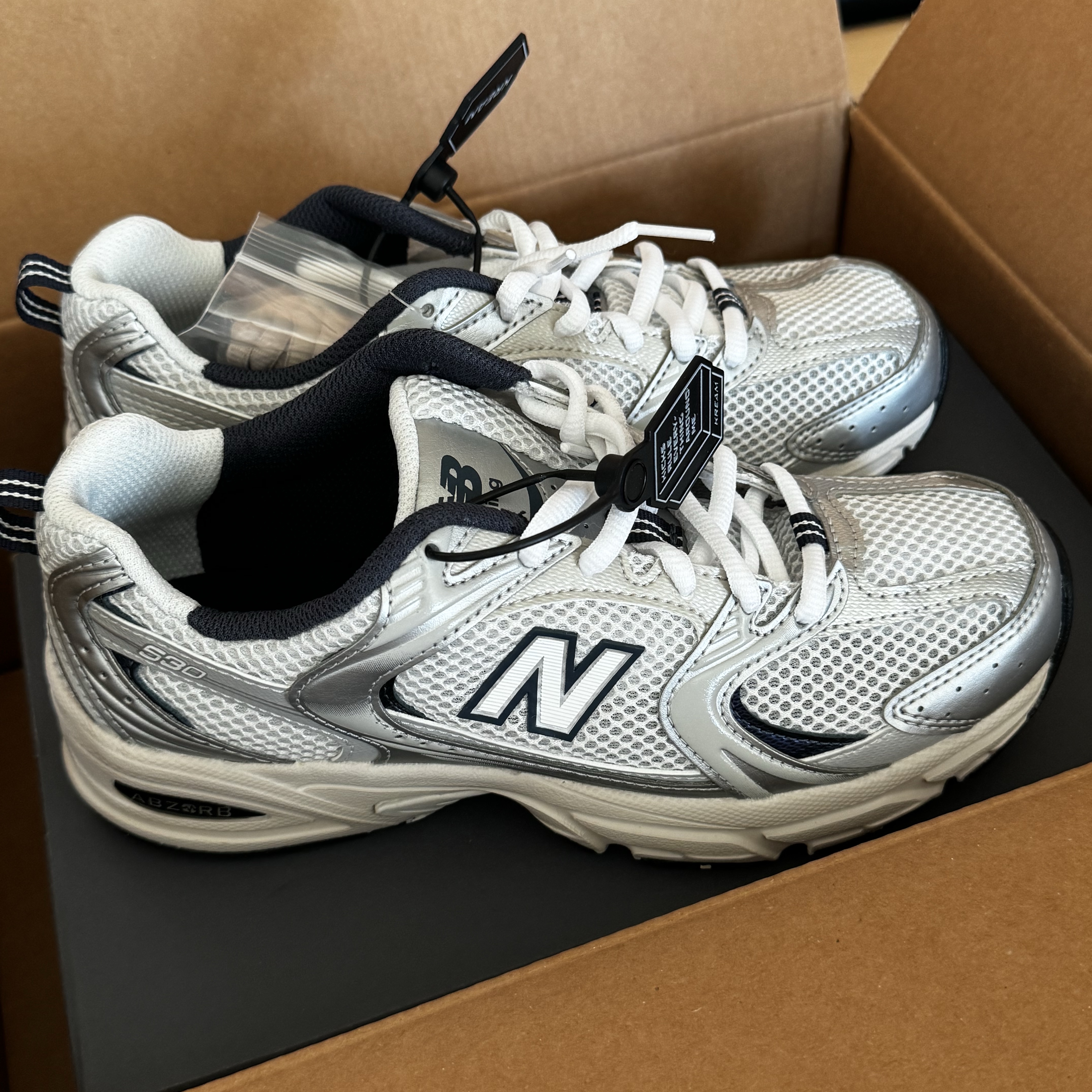 New Balance 530 Steel Grey 착용 스타일 - 1