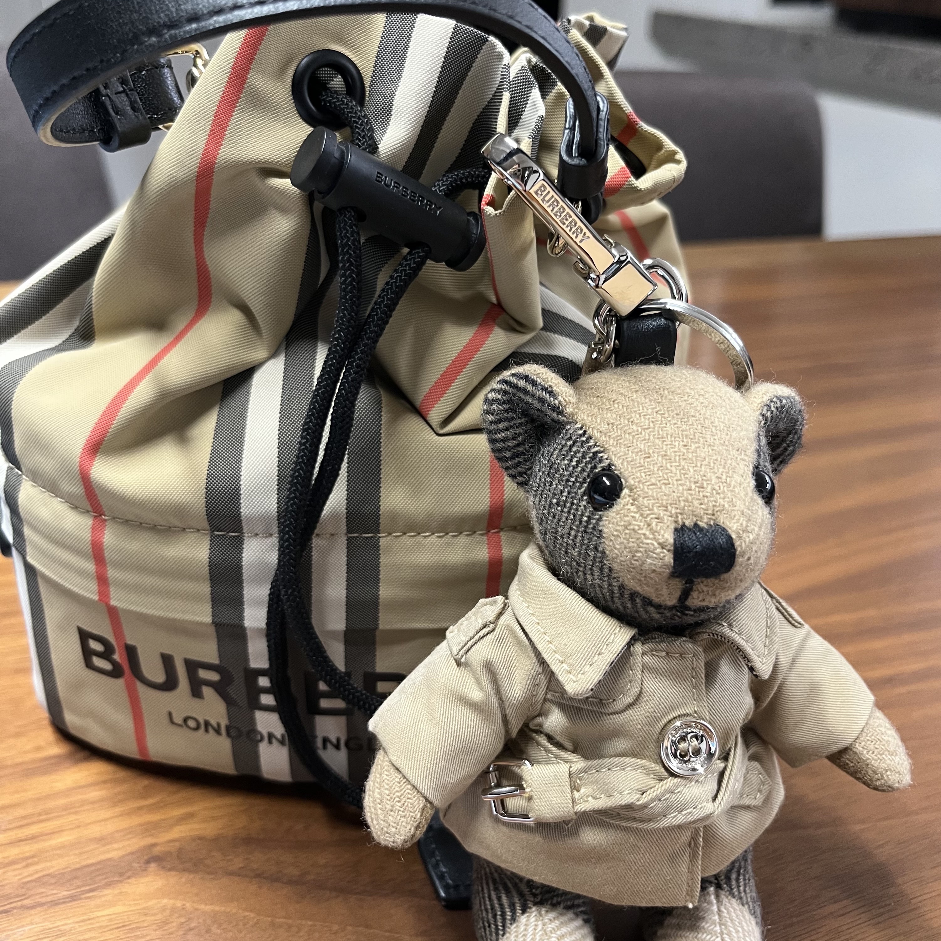 Burberry Thomas Bear Charm in Trench Coat Archive Beige 착용 스타일