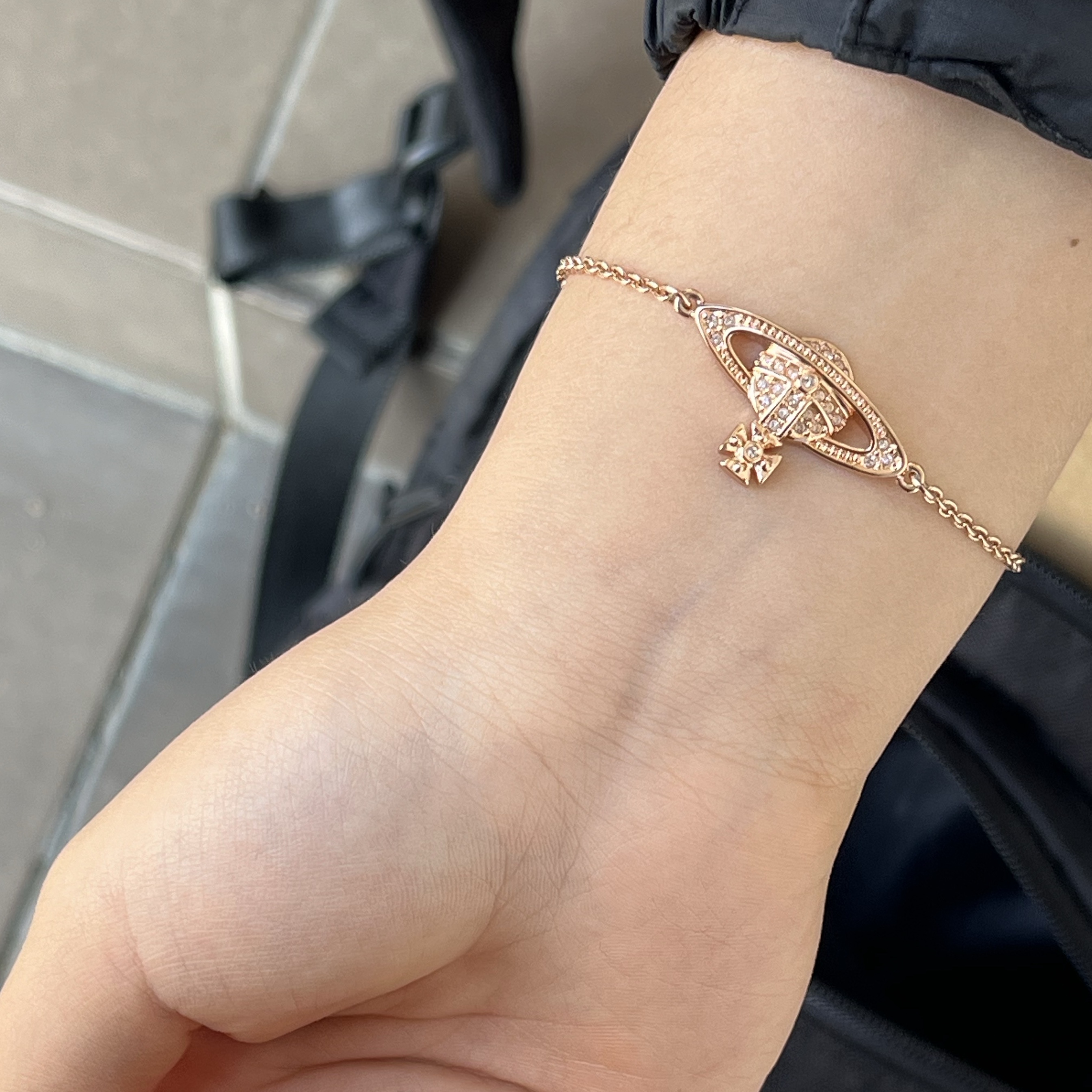 Vivienne Westwood Mini Bas Relief Chain Bracelet Pink Gold 착용 스타일