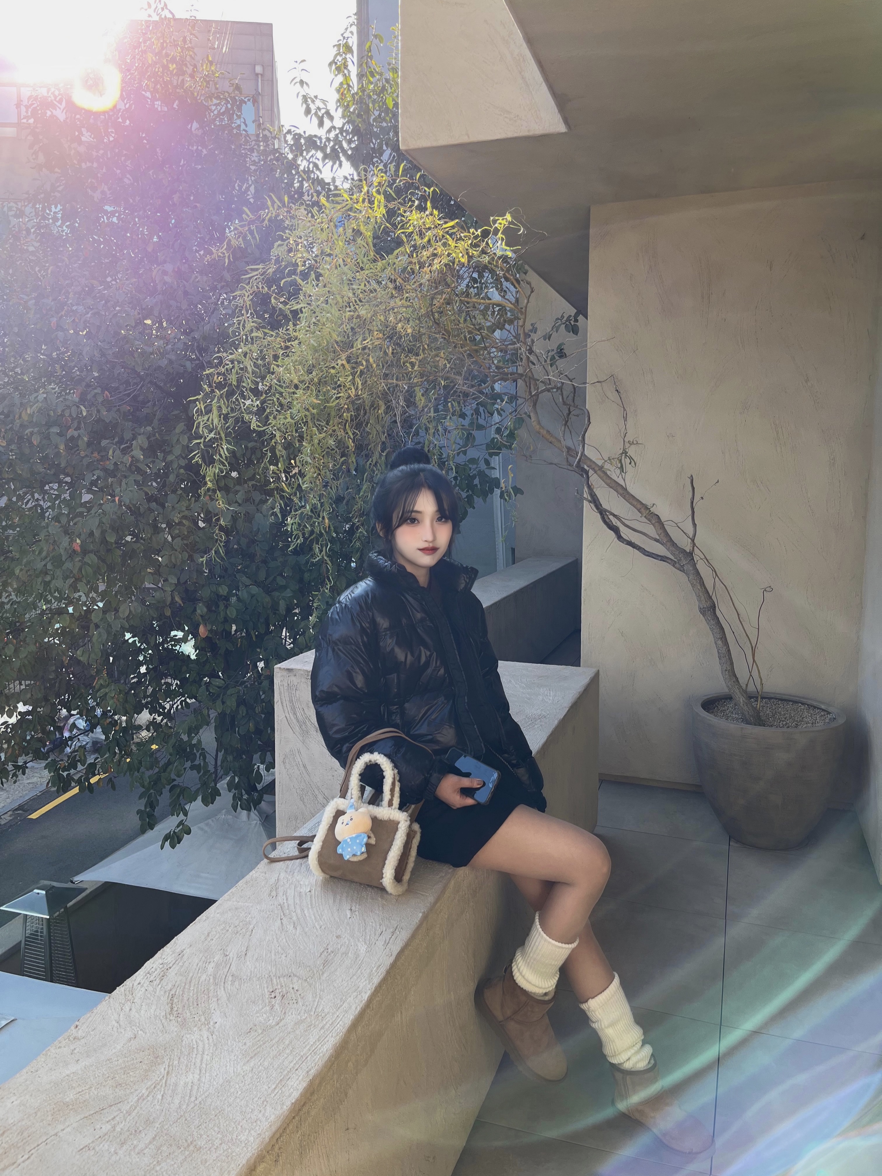 Telfar x UGG Small Shopping Bag Chestnut, (W) UGG Classic Mini II Boots Chestnut 착용 스타일 - 1