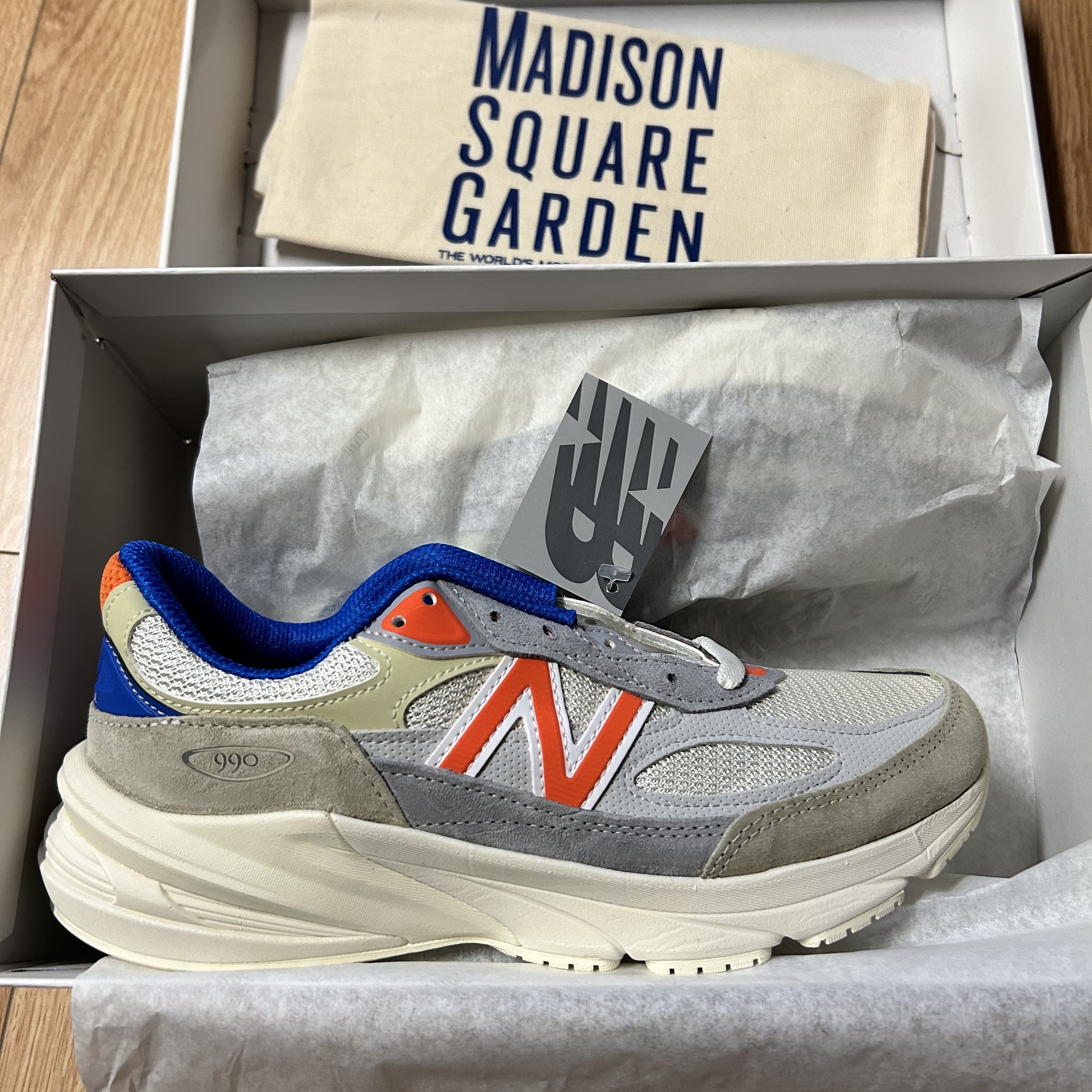 New Balance x Kith x Madison Square Garden 990v6 Made in USA Angora Royal Blue 착용 스타일 - 4