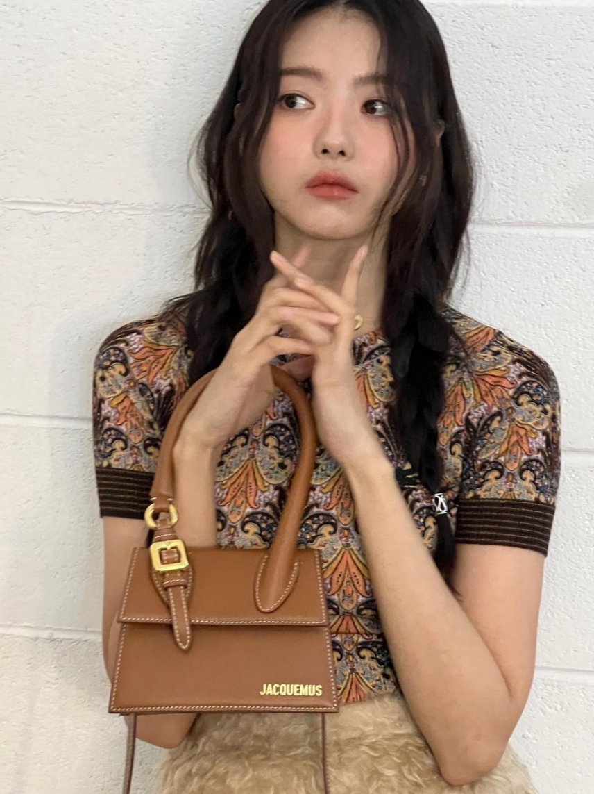 Jacquemus Le Chiquito Moyen Signature Handbag Light Brown 착용 스타일 - 2