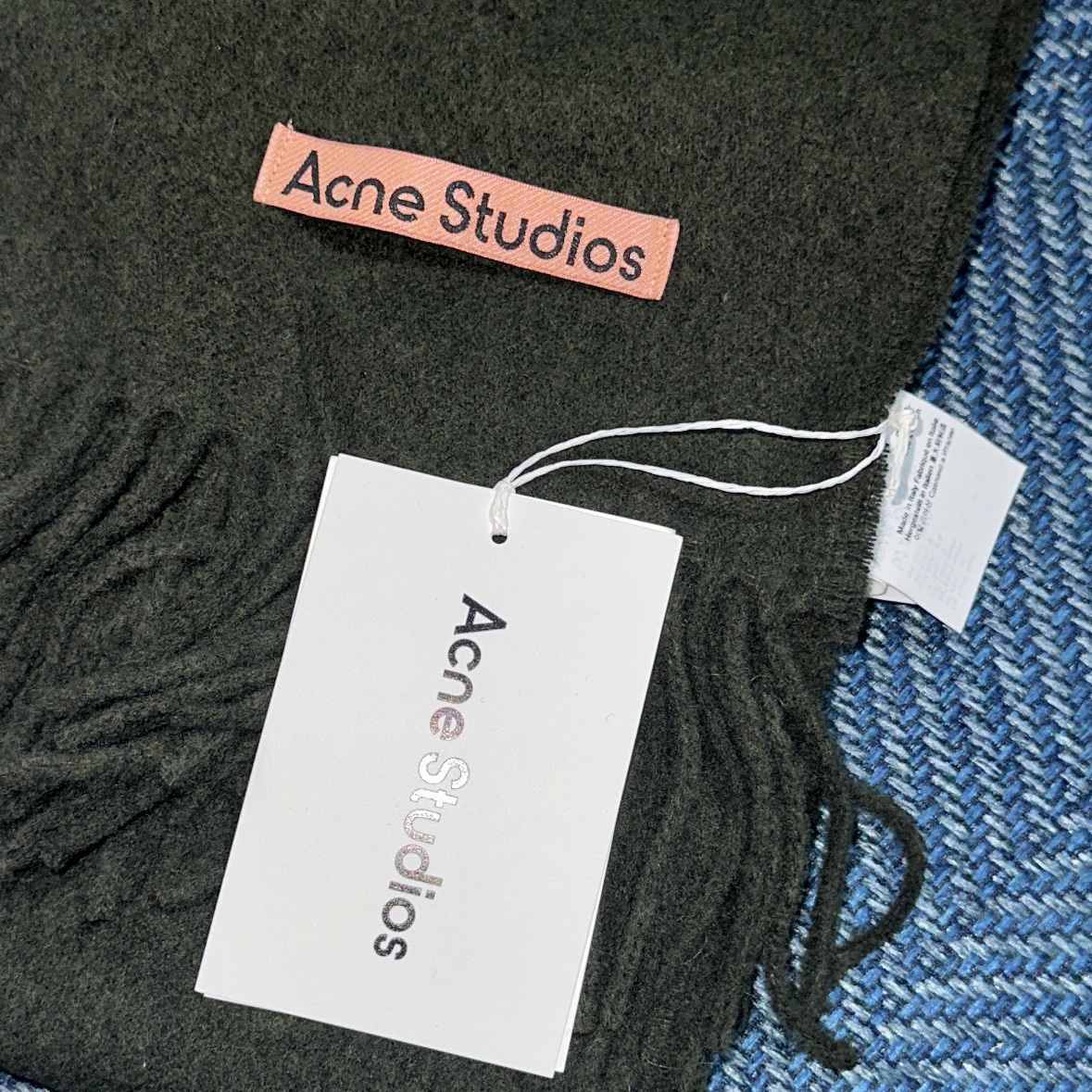 Acne Studios Narrow Wool Fringe Muffler Wood Green Melange 착용 스타일