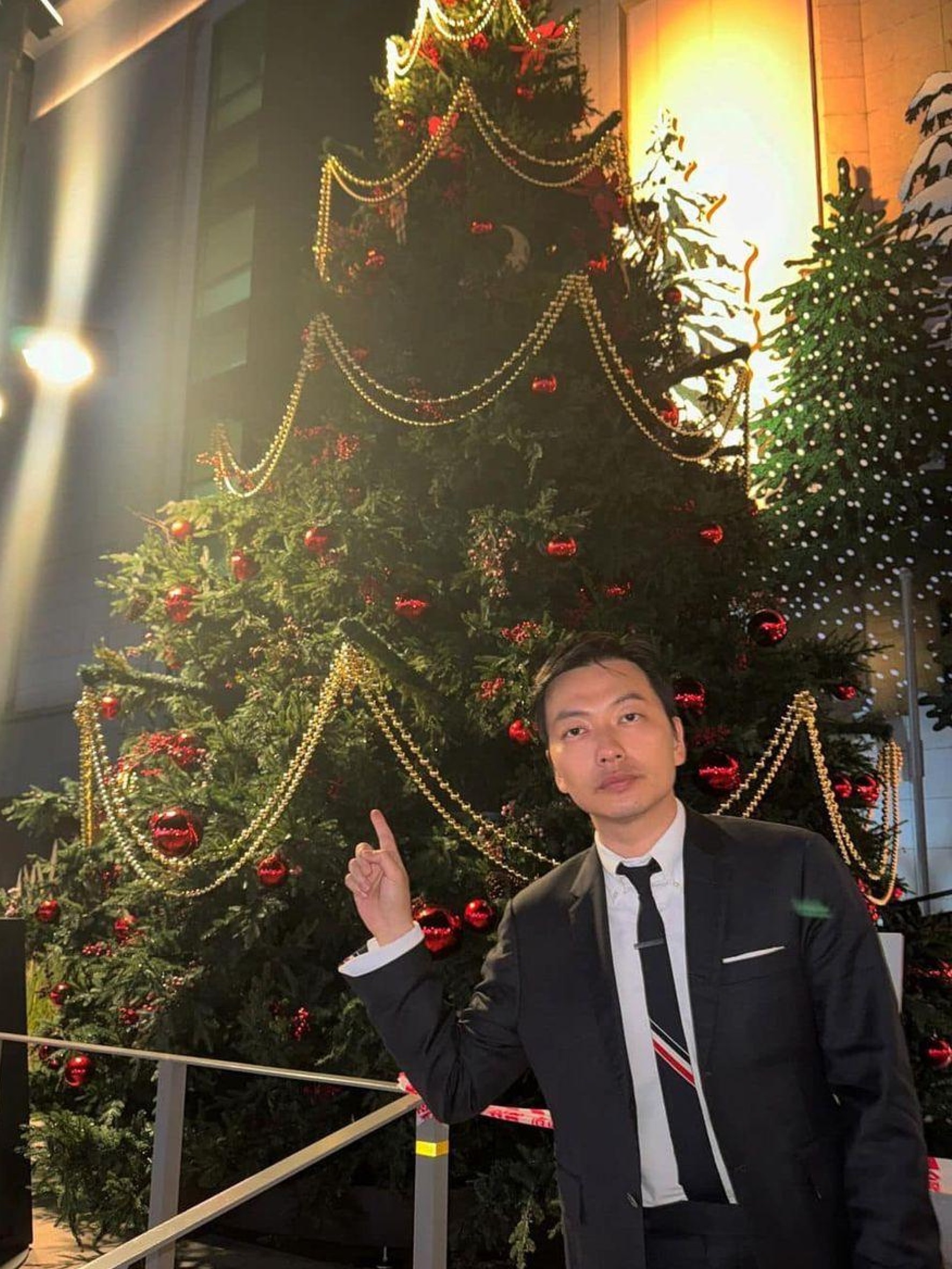 Thom Browne Classic Tie with RWB Selvedge Stripe Dark Grey, Thom Browne Engineered Stripe Necktie in Wool Navy 착용 스타일 - 2