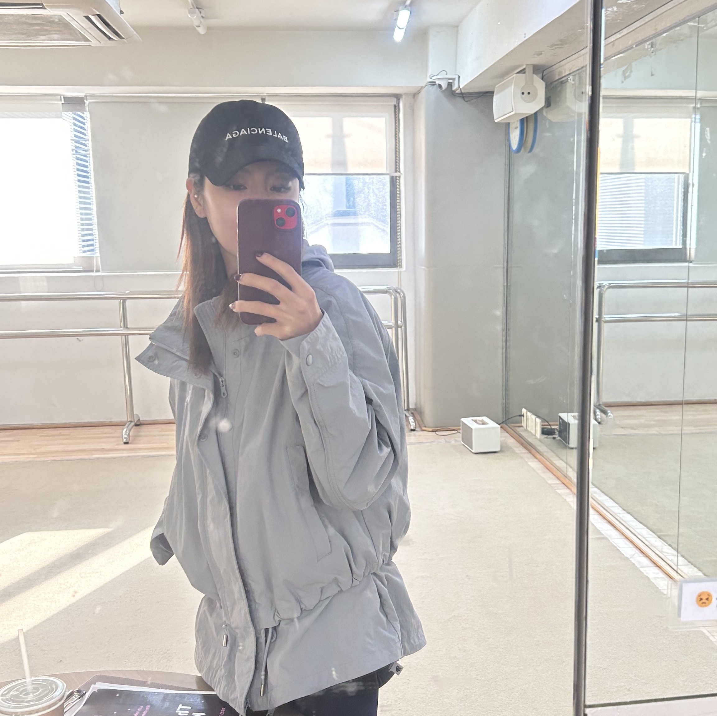 (W) Balenciaga Cap Black White 착용 스타일