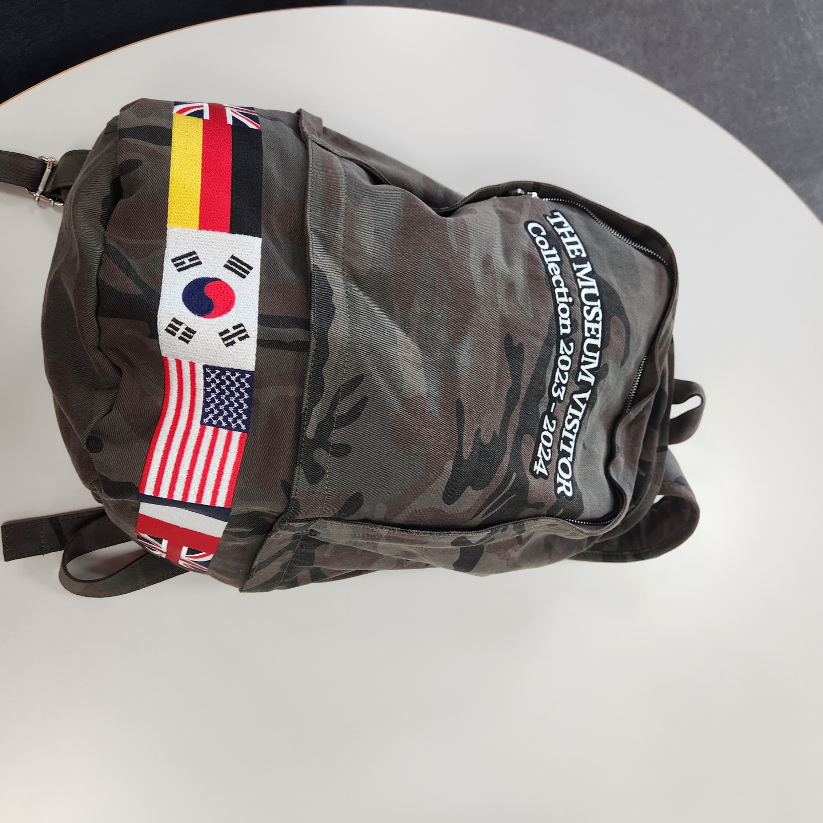 The Museum Visitor Flag Stitched Corduroy Ballcap Brown, The Museum Visitor Flag Stitched Backpack 착용 스타일 - 3