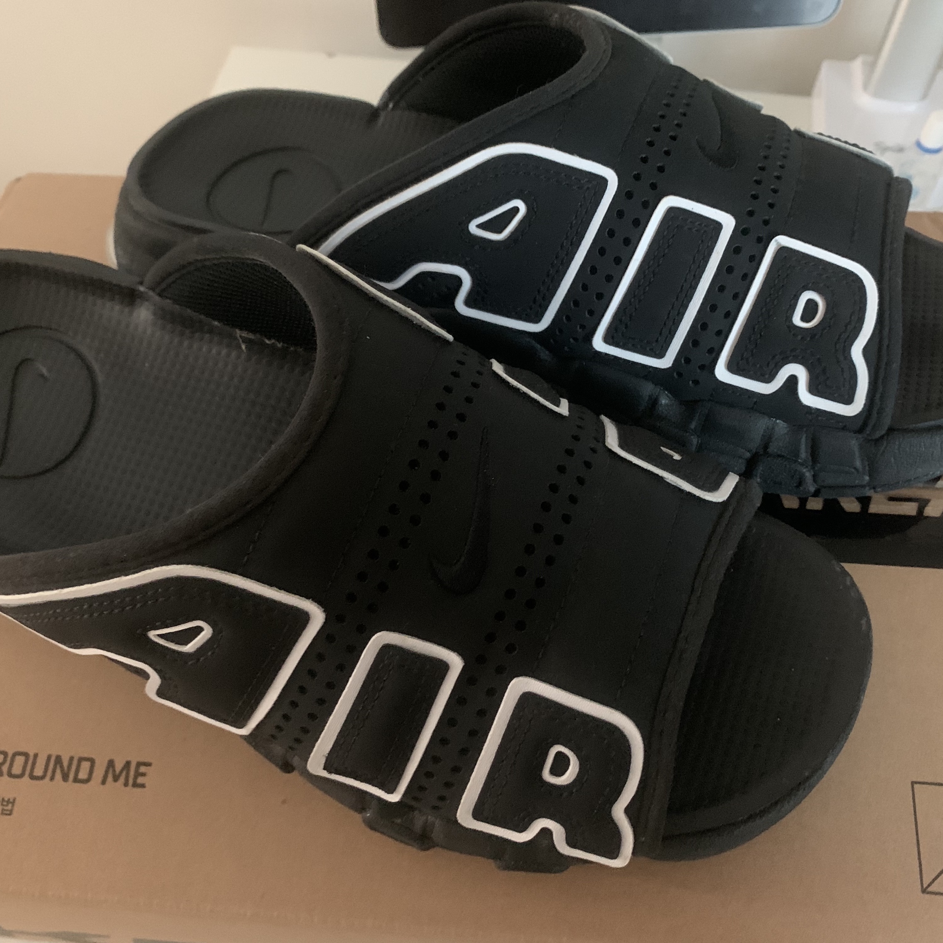 Nike Air More Uptempo Slide Black White 착용 스타일