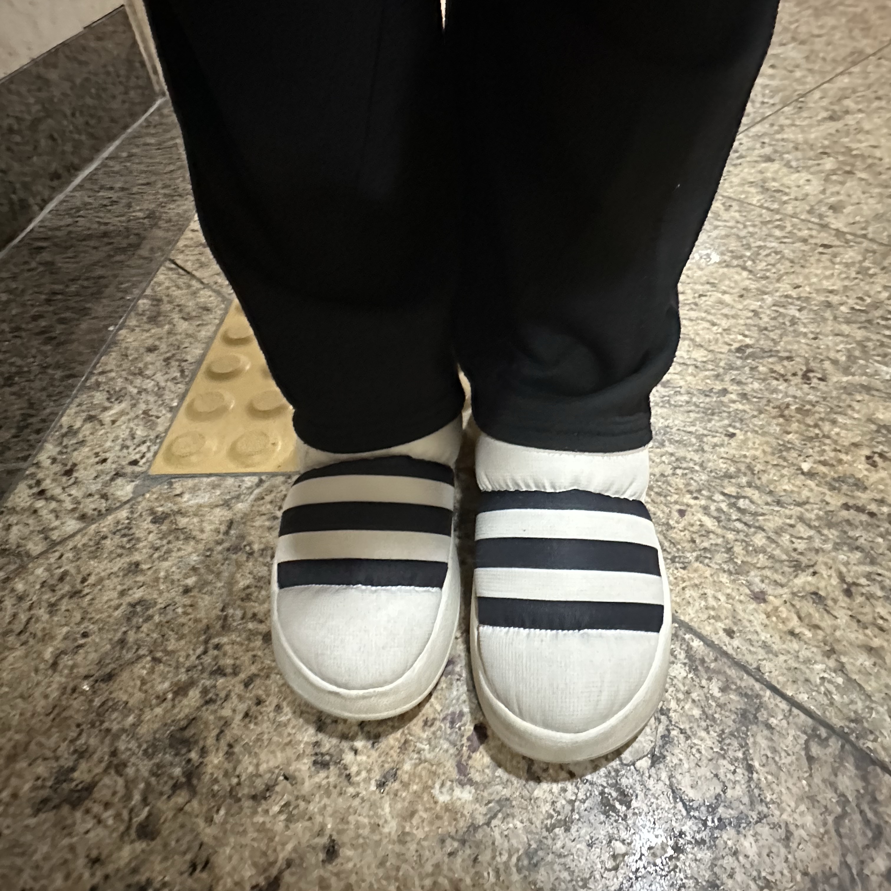 Adidas Puffylette Off White 착용 스타일