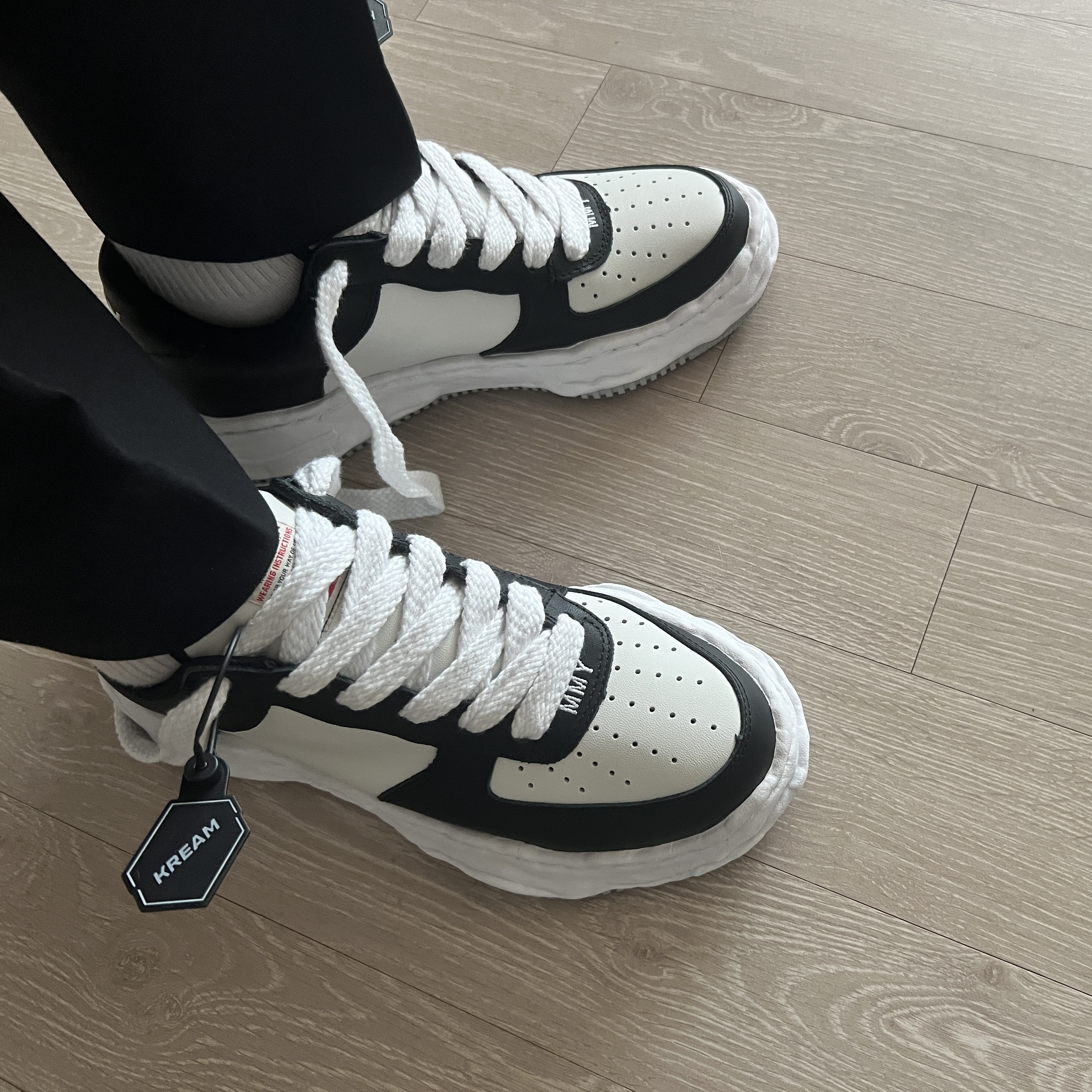 Maison Mihara Yasuhiro Wayne OG Sole Leather Low-top Sneakers Black White 착용 스타일