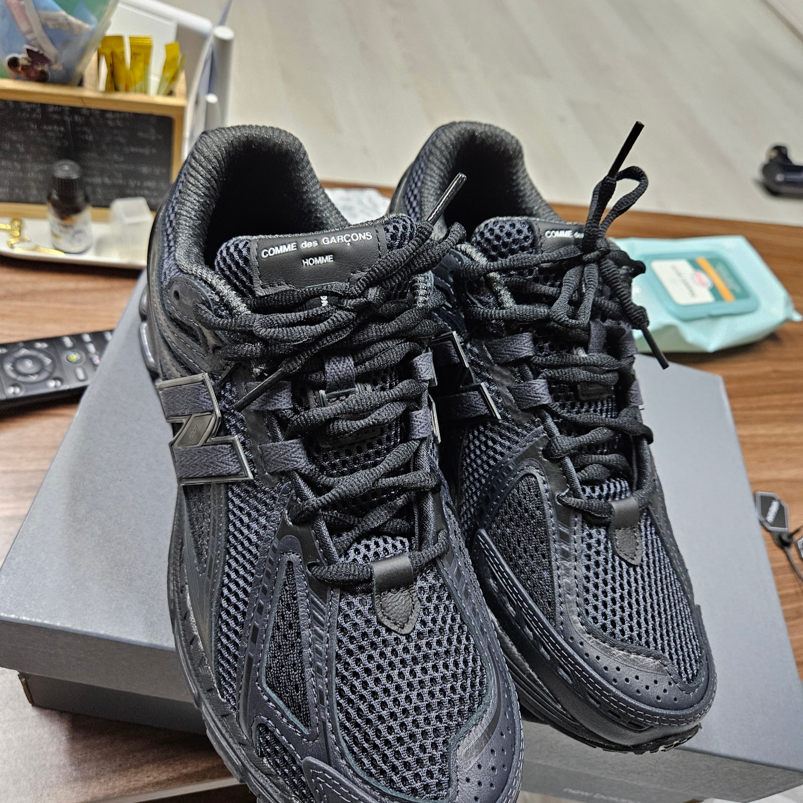 New Balance x Comme des Garcons Homme 1906R Black 착용 스타일