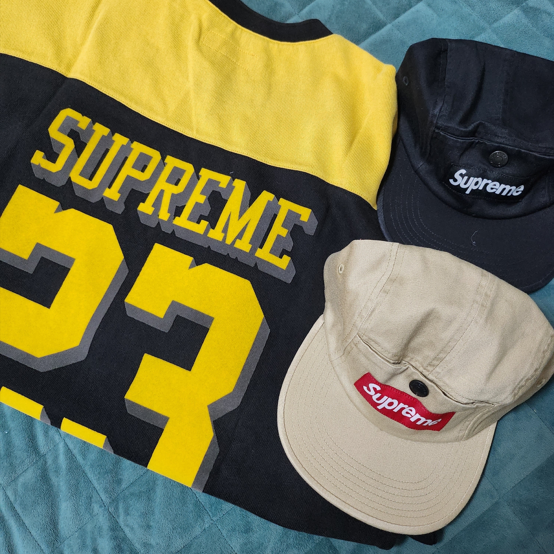 Supreme Bumblebee L/S Football Top Black - 23FW, Supreme Snap Pocket Camp Cap Black - 23FW 착용 스타일
