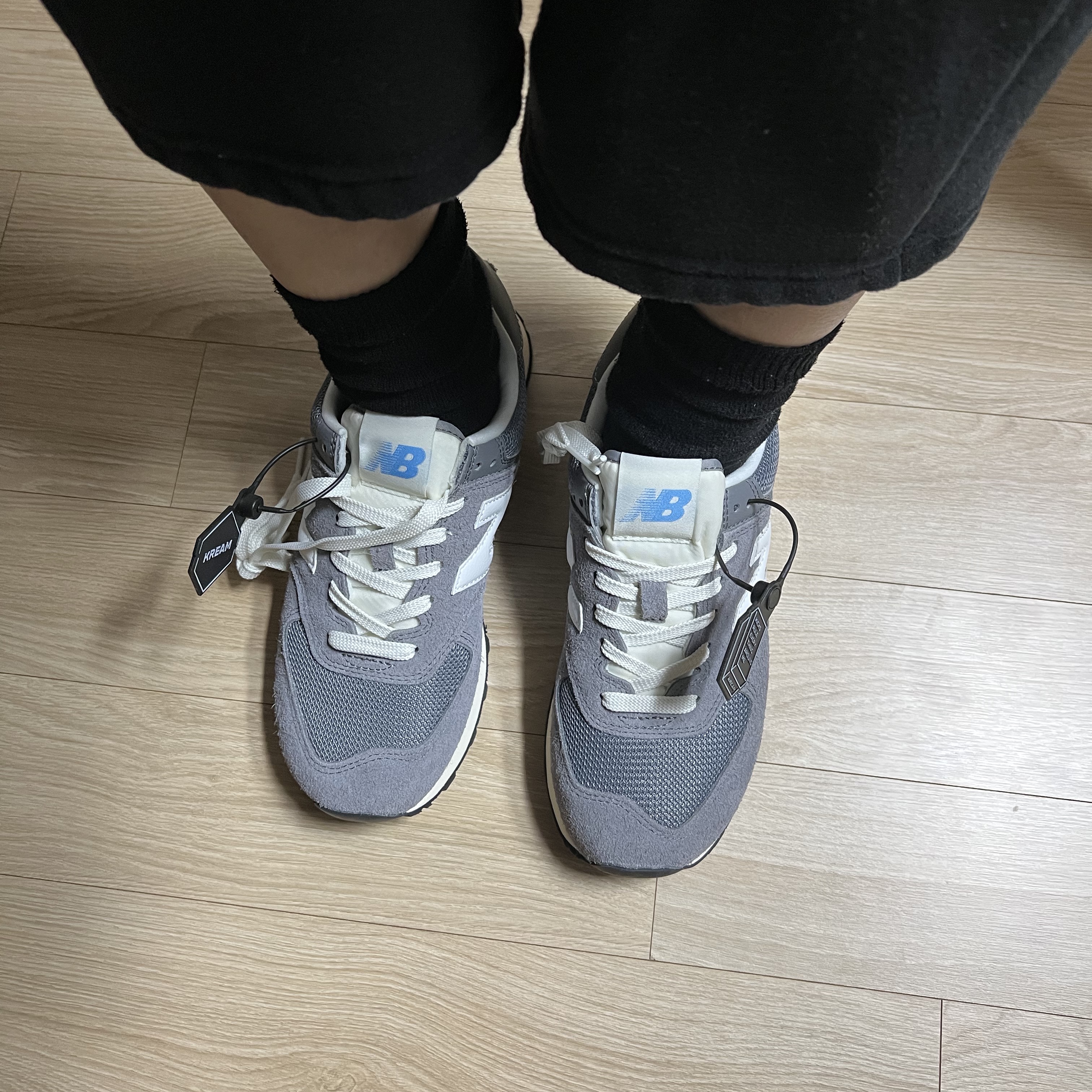 New Balance 574 Heritage Gray 착용 스타일 - 2
