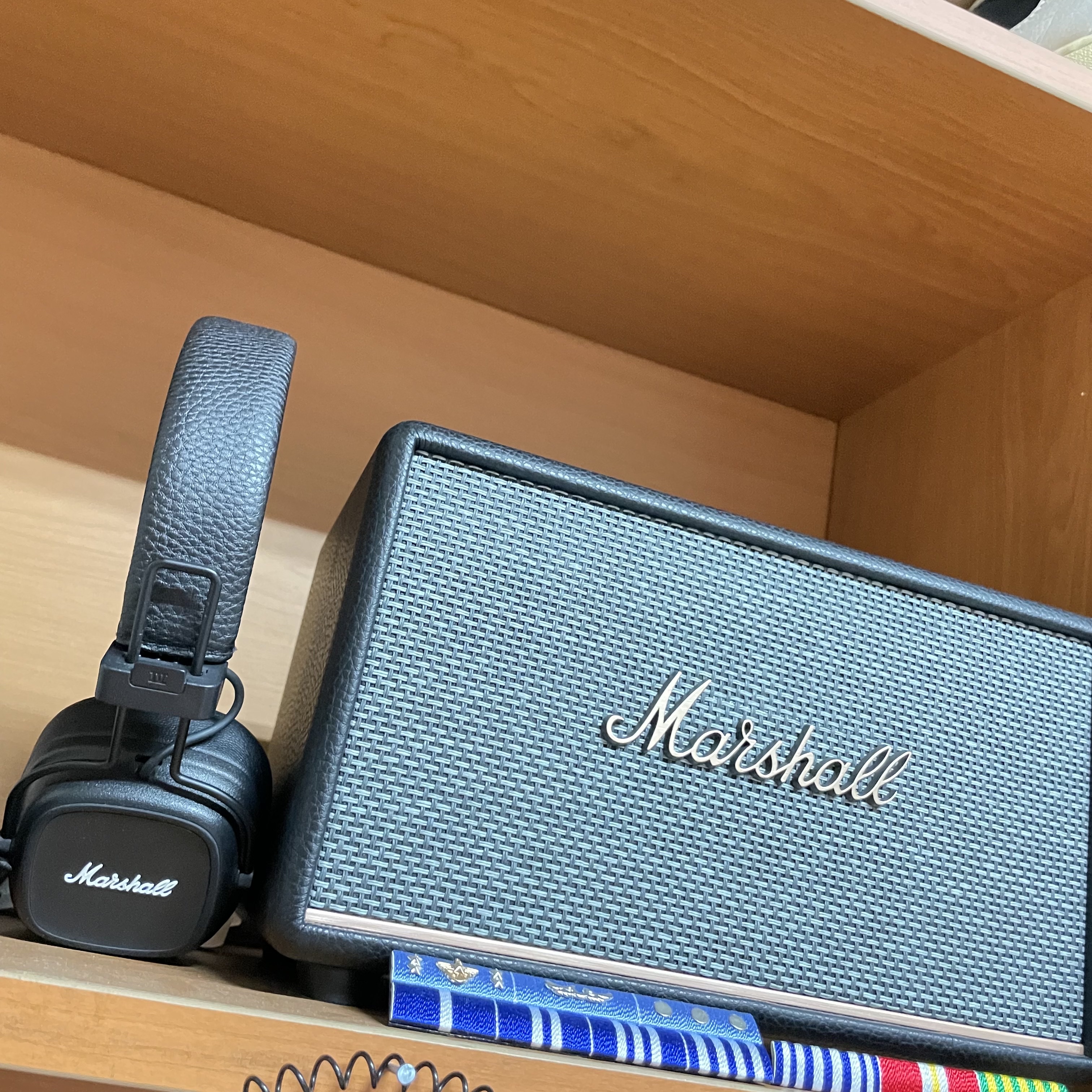Marshall Acton III Bluetooth Black (Korean Ver.), Marshall Major IV Black (Korean Ver.) 착용 스타일