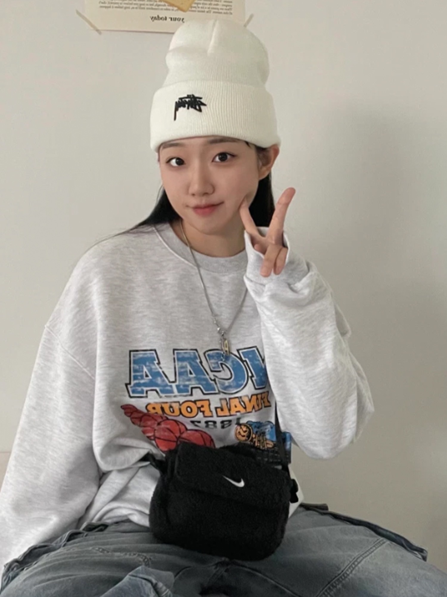 (Kids) Nike NSW Faux Fur Crossbody Bag Black, Nike NSW Faux Fur Tote Bag Black 착용 스타일 - 4