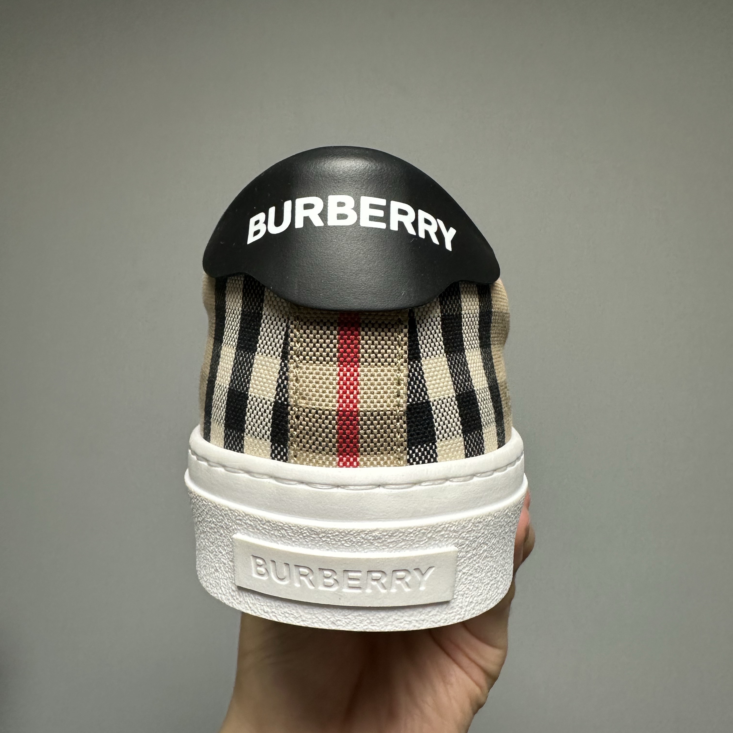 Burberry Vintage Check and Leather Sneakers Archive Beige 착용 스타일 - 4