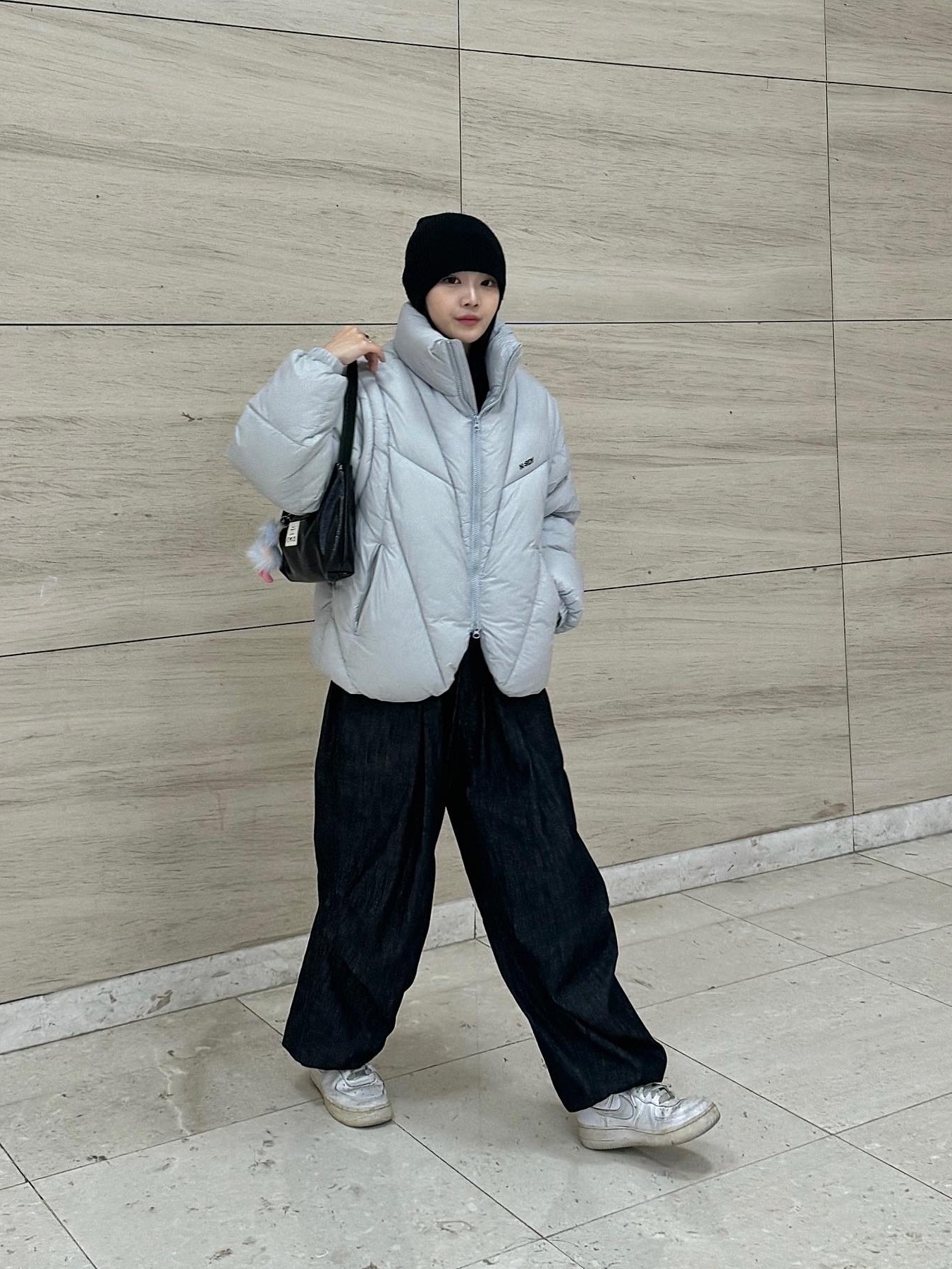 Emis New Enamel Hobo Bag Black, (W) Nike Air Force 1 '07 Low White 착용 스타일 - 5