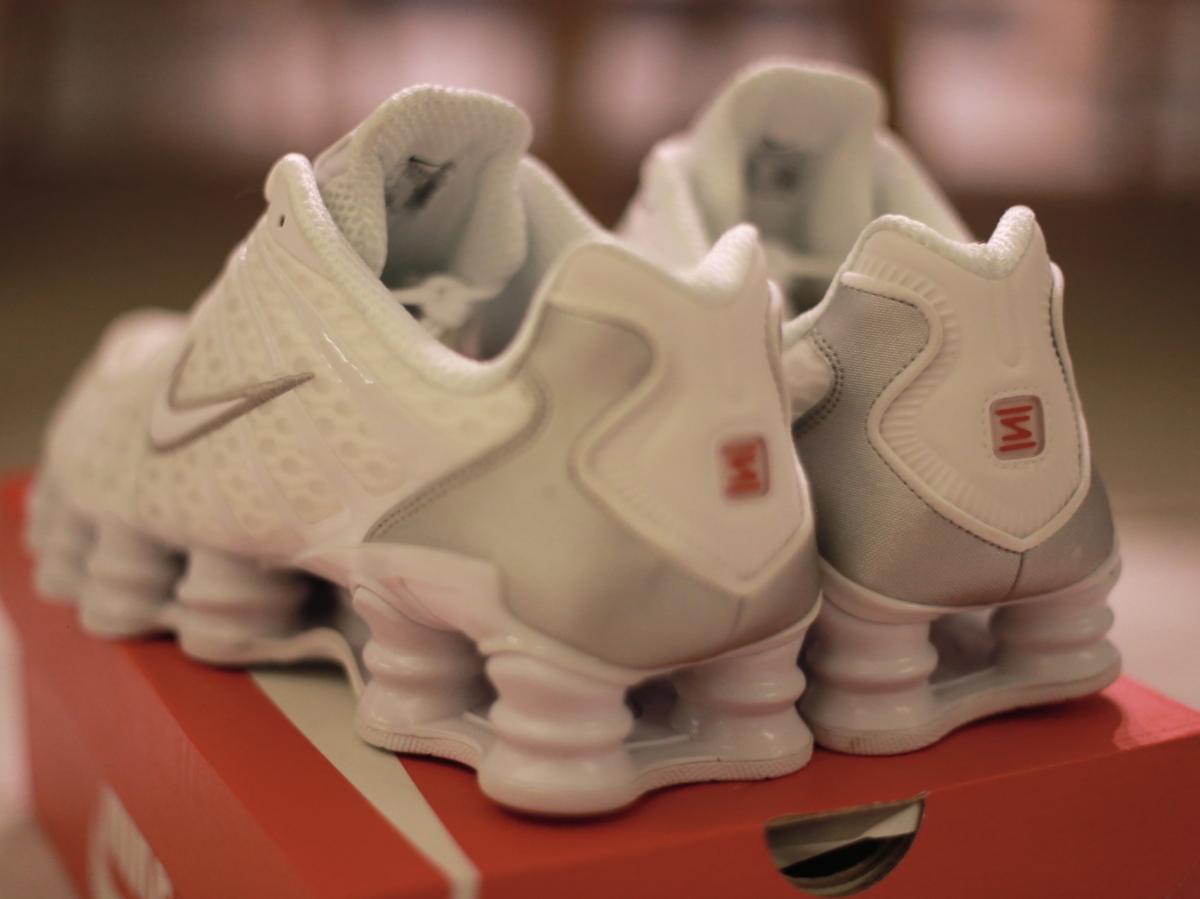 (W) Nike Shox TL White and Max Orange 착용 스타일 - 3