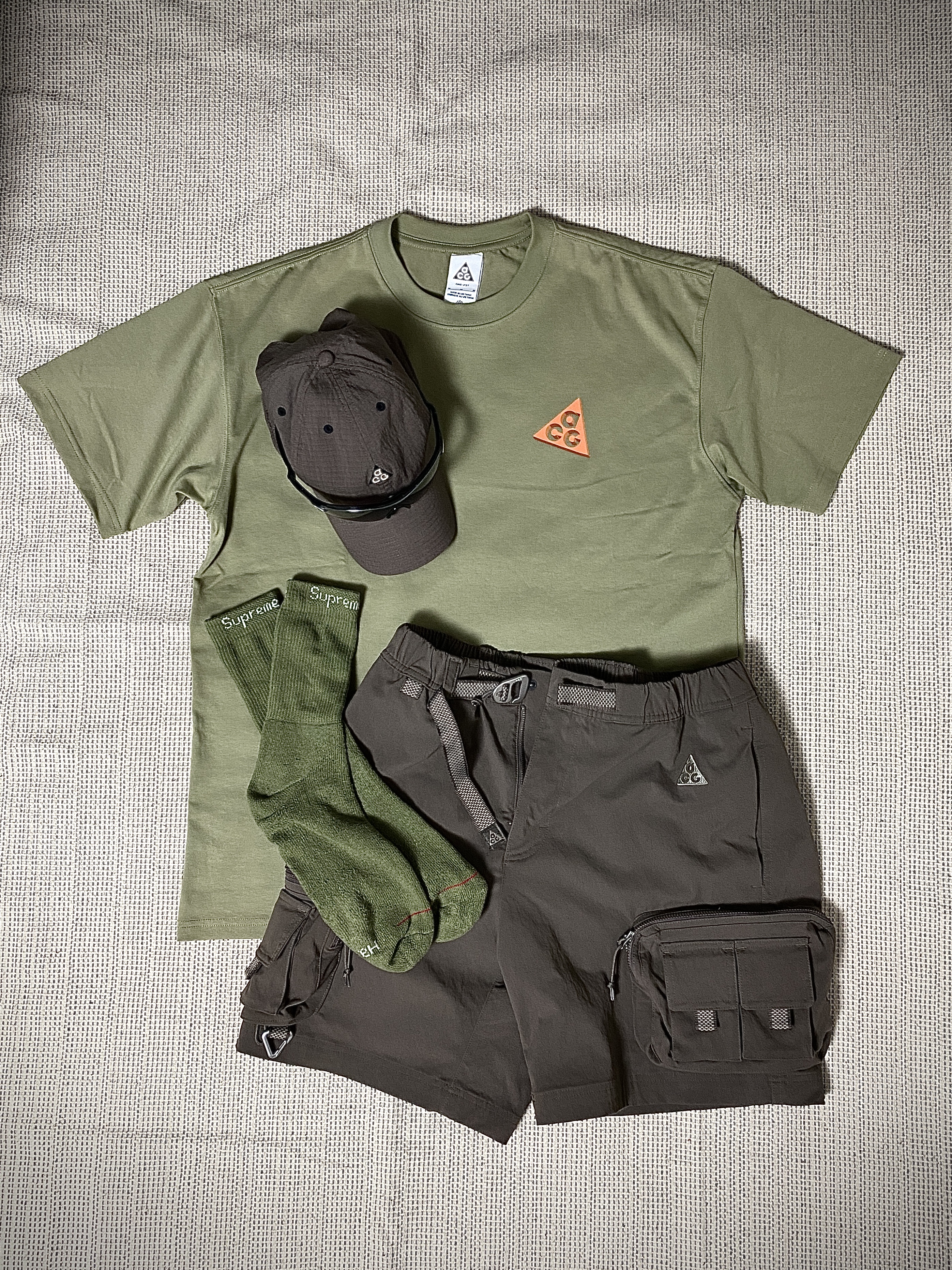 Nike ACG Heritage 86 Cap Ironstone, Nike ACG Vortex T-Shirt Neutral Olive - US/EU 착용 스타일 - 3