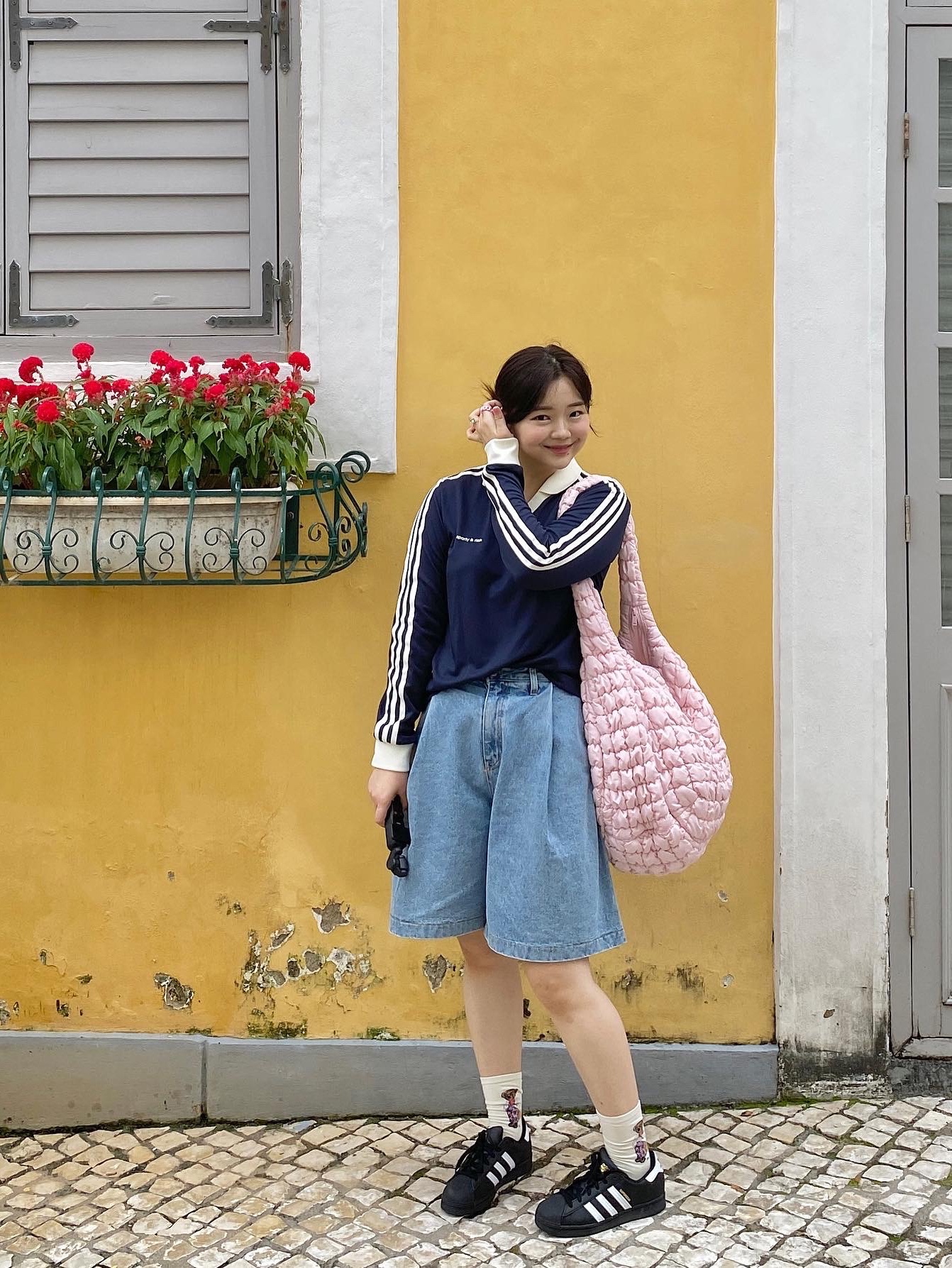 (W) Adidas x Sporty & Rich Long Sleeve Football Jersey Legend Ink - US Sizing, COS Quilted Oversized Shoulder Bag Pink 착용 스타일 - 2