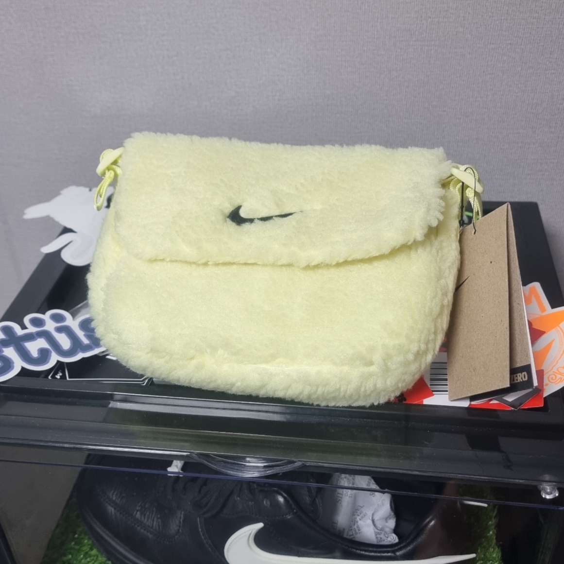 (Kids) Nike NSW Faux Fur Crossbody Bag Neon 착용 스타일