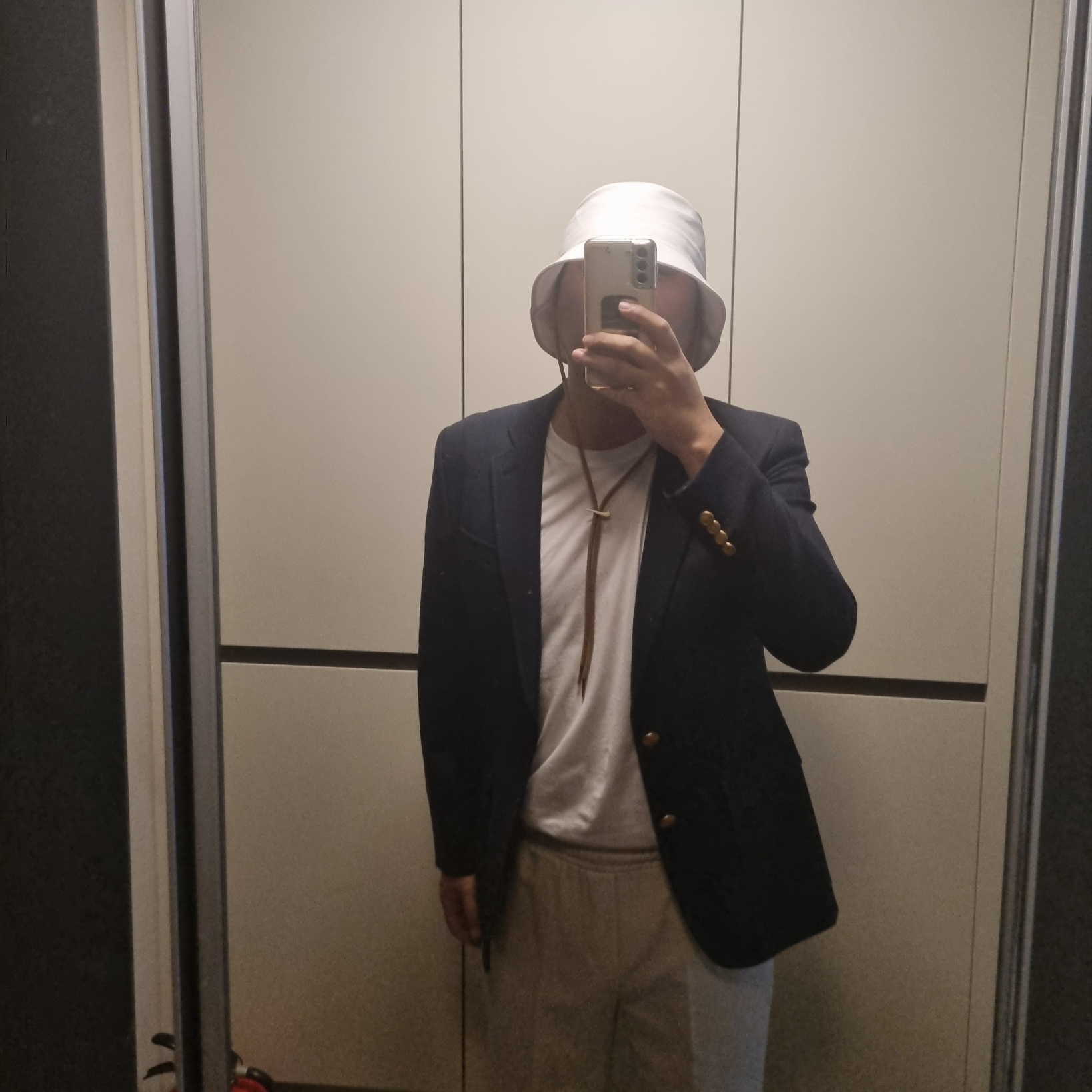 Nike x Jacquemus Bucket Hat White, Jordan 1 x Travis Scott x Fragment Retro Low OG SP Military Blue 착용 스타일 - 1