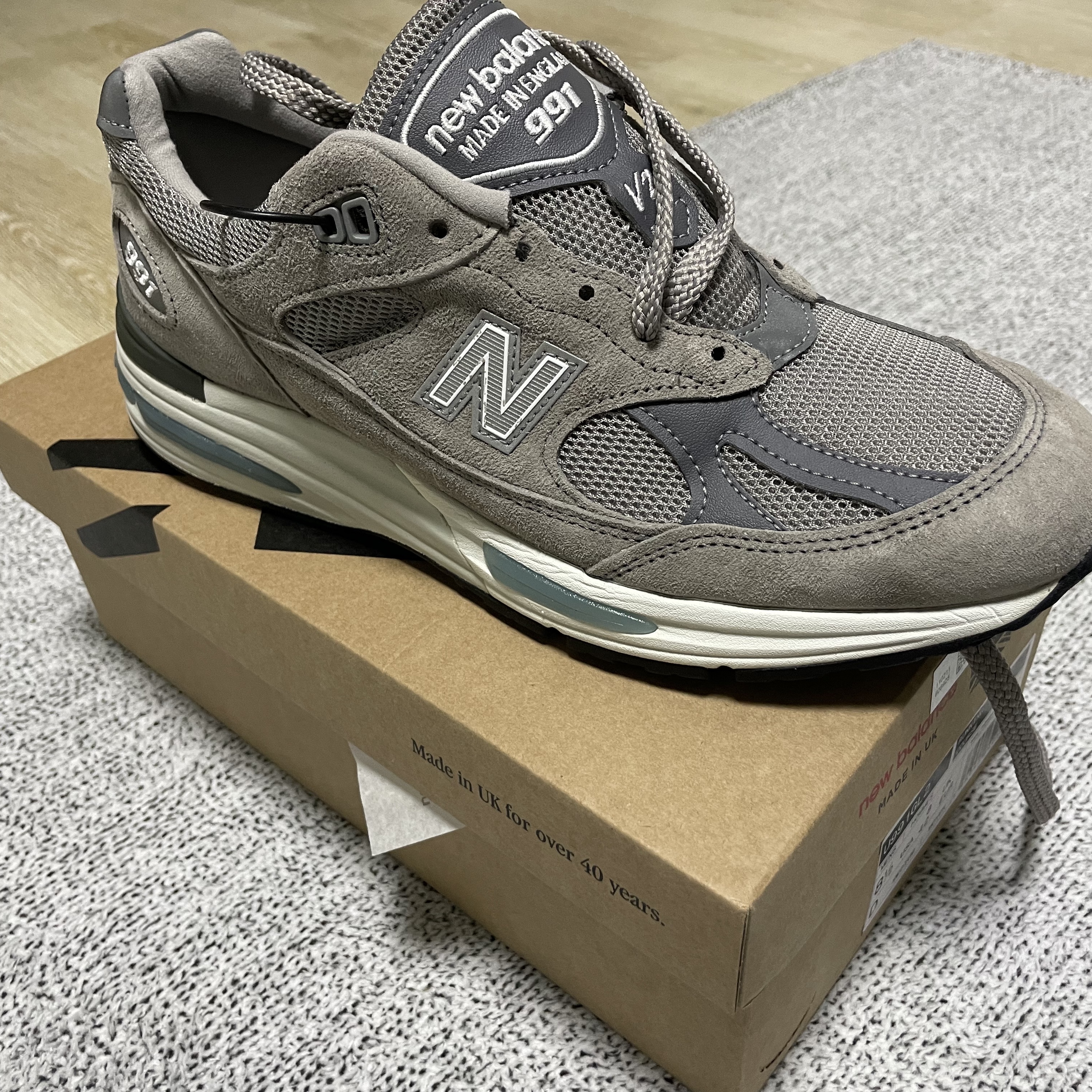 New Balance 991v2 Made in UK Rock Ridge Alloy Silver 착용 스타일