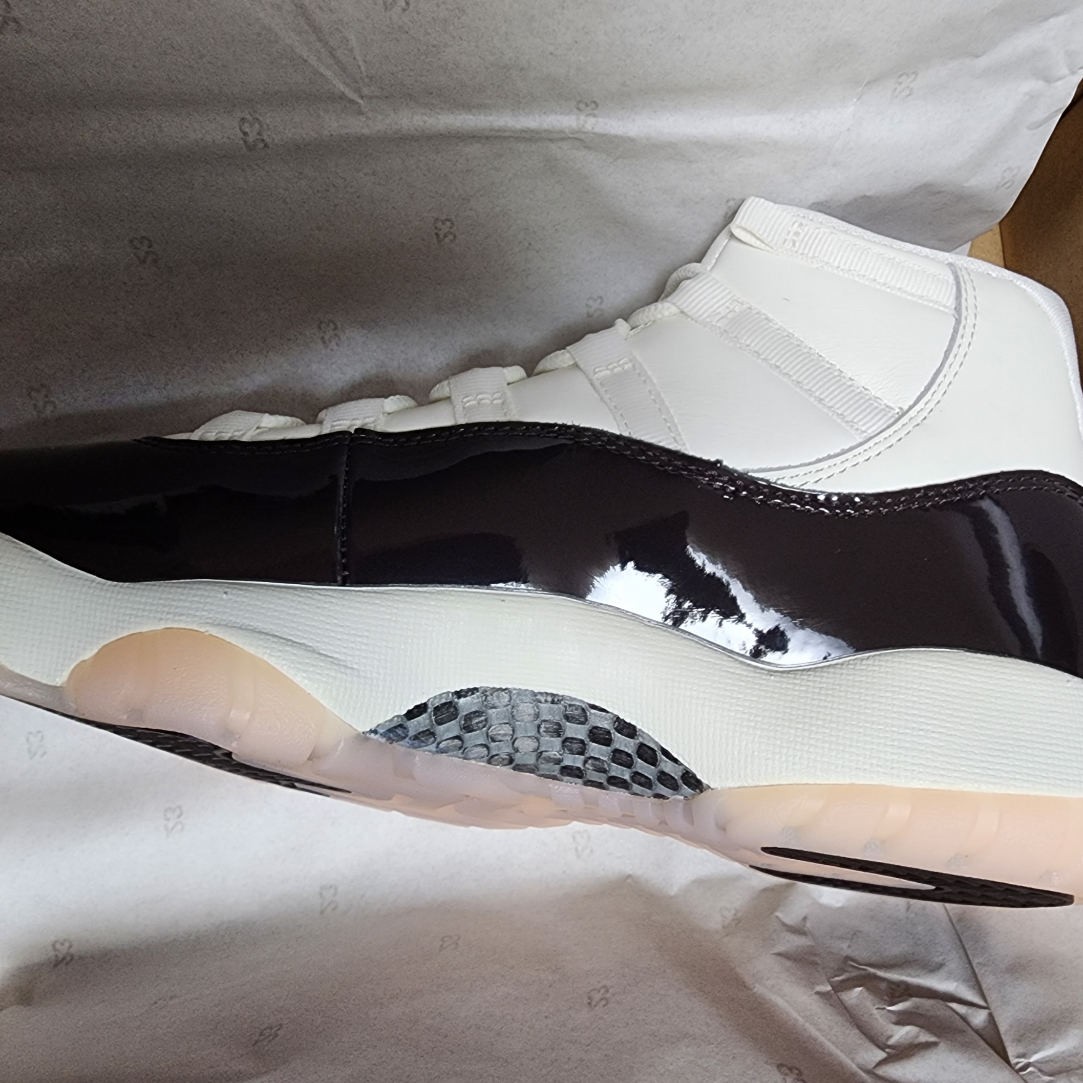 (W) Jordan 11 Retro Neapolitan 착용 스타일 - 5