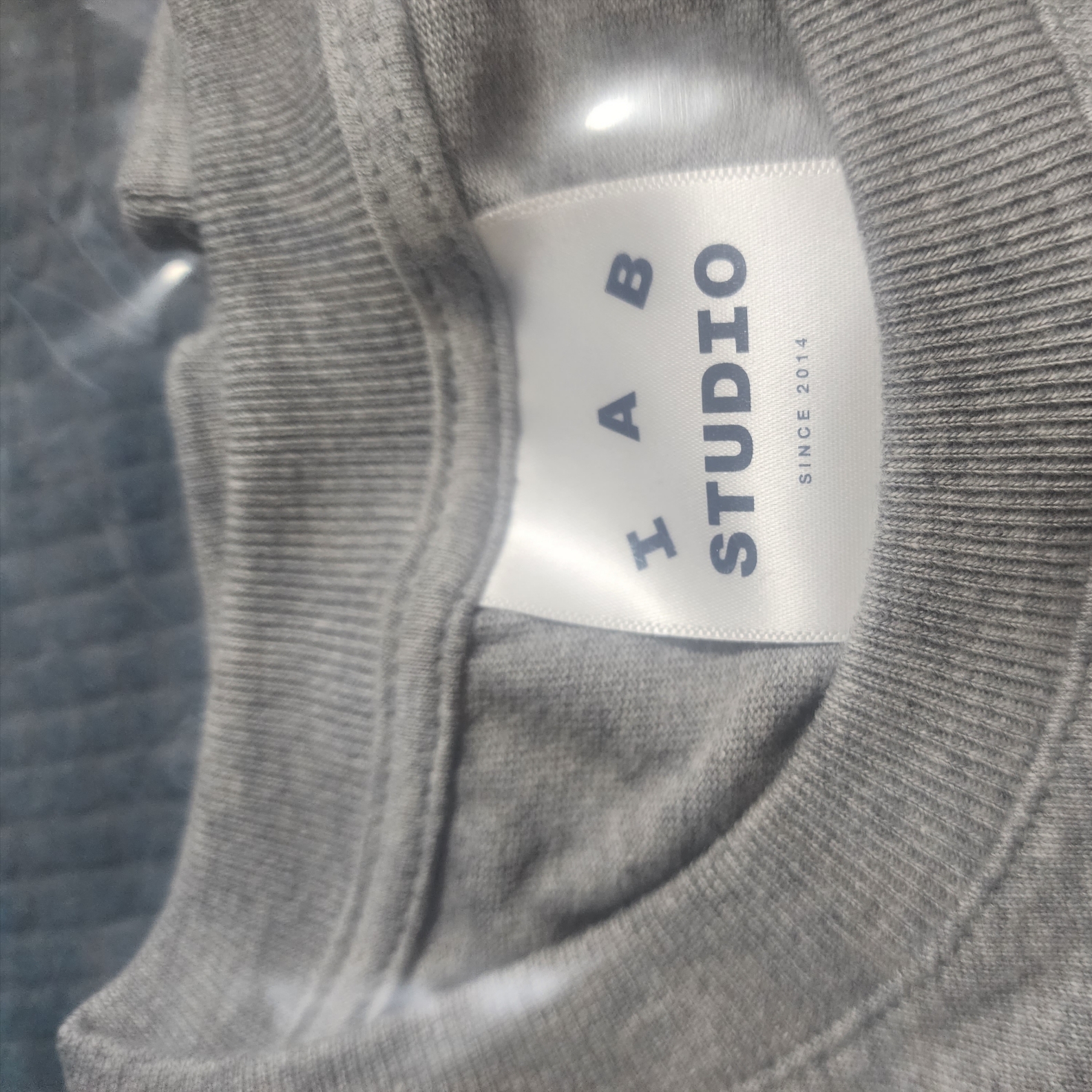 IAB Studio T-Shirt Gray Green - 22FW 착용 스타일 - 2
